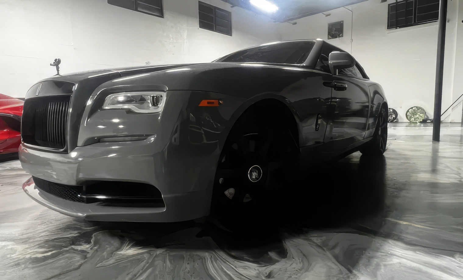 Rolls-Royce Dawn – Tempest Grey on Saddle & Black 