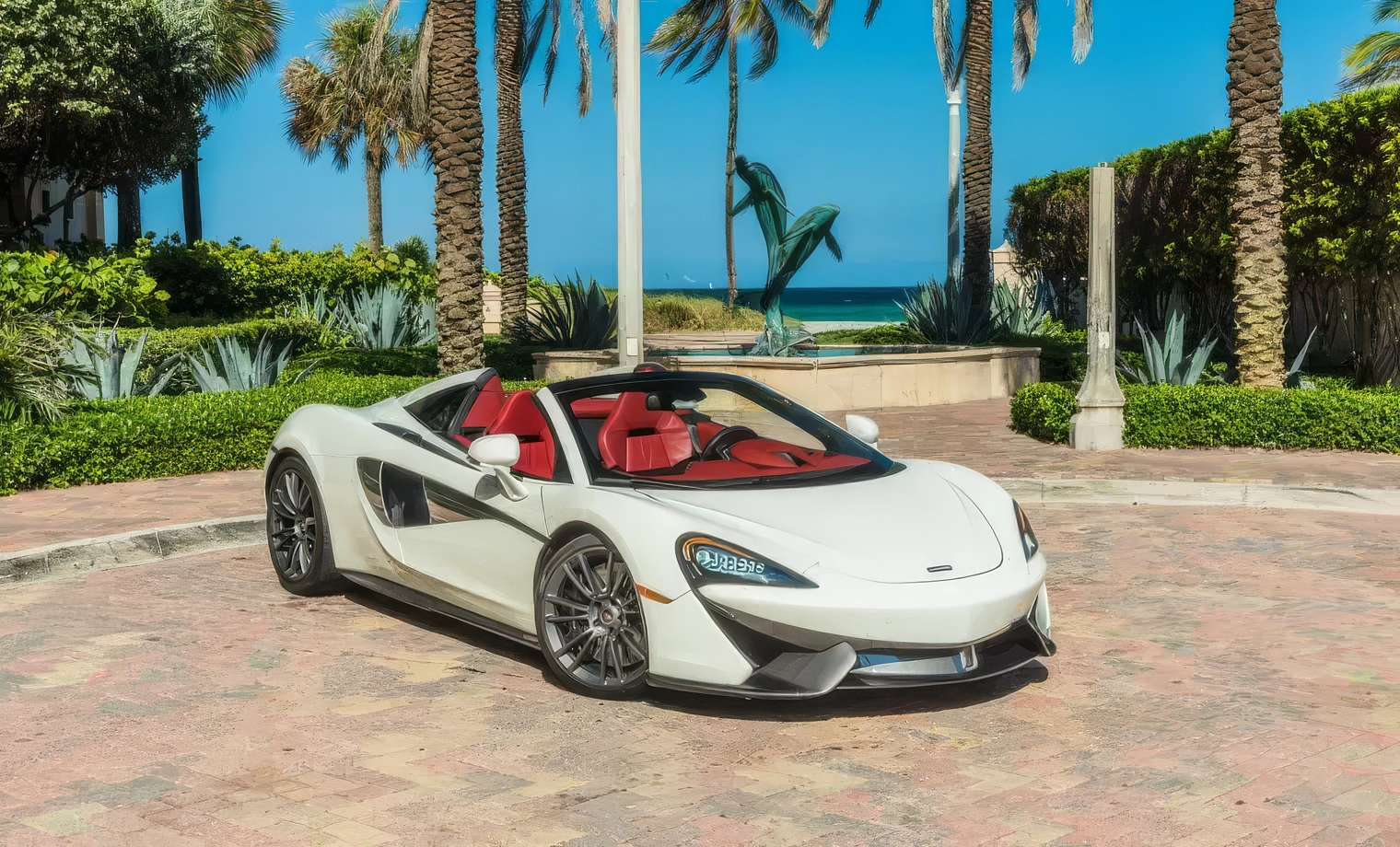 McLaren 570S Spider – Silica White on Carmine Red