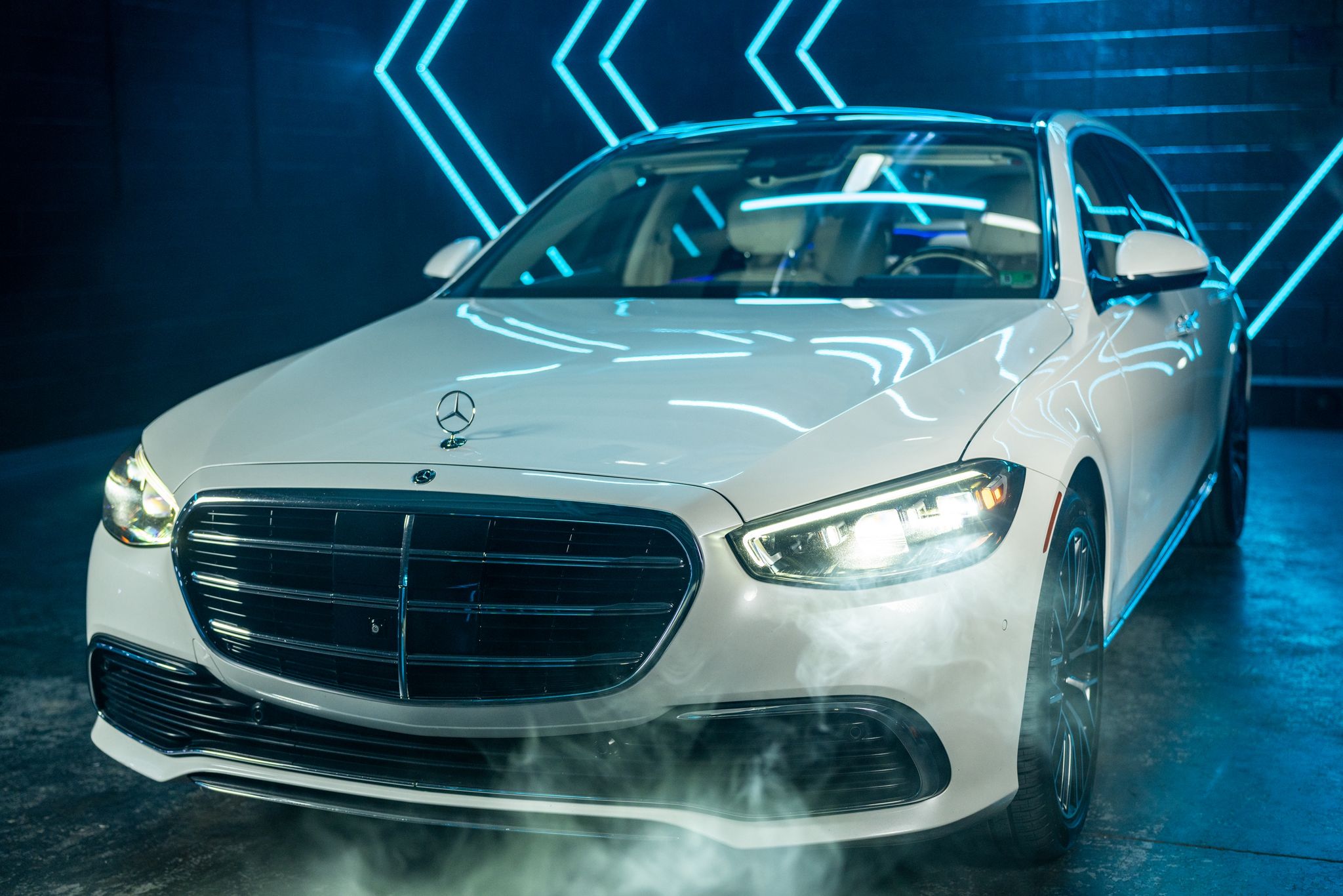 Mercedes Benz S580 - Diamond White on Macchiato Beige