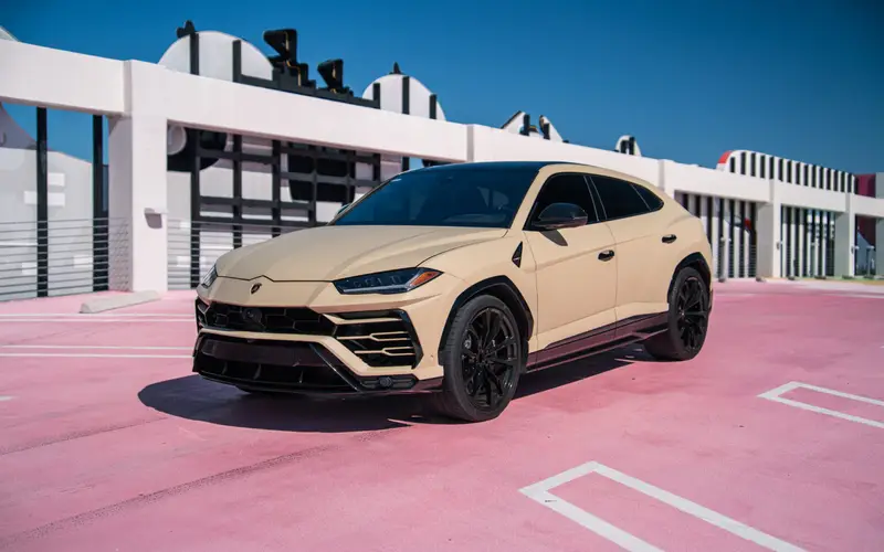 Lamborghini Urus – Tan on Black