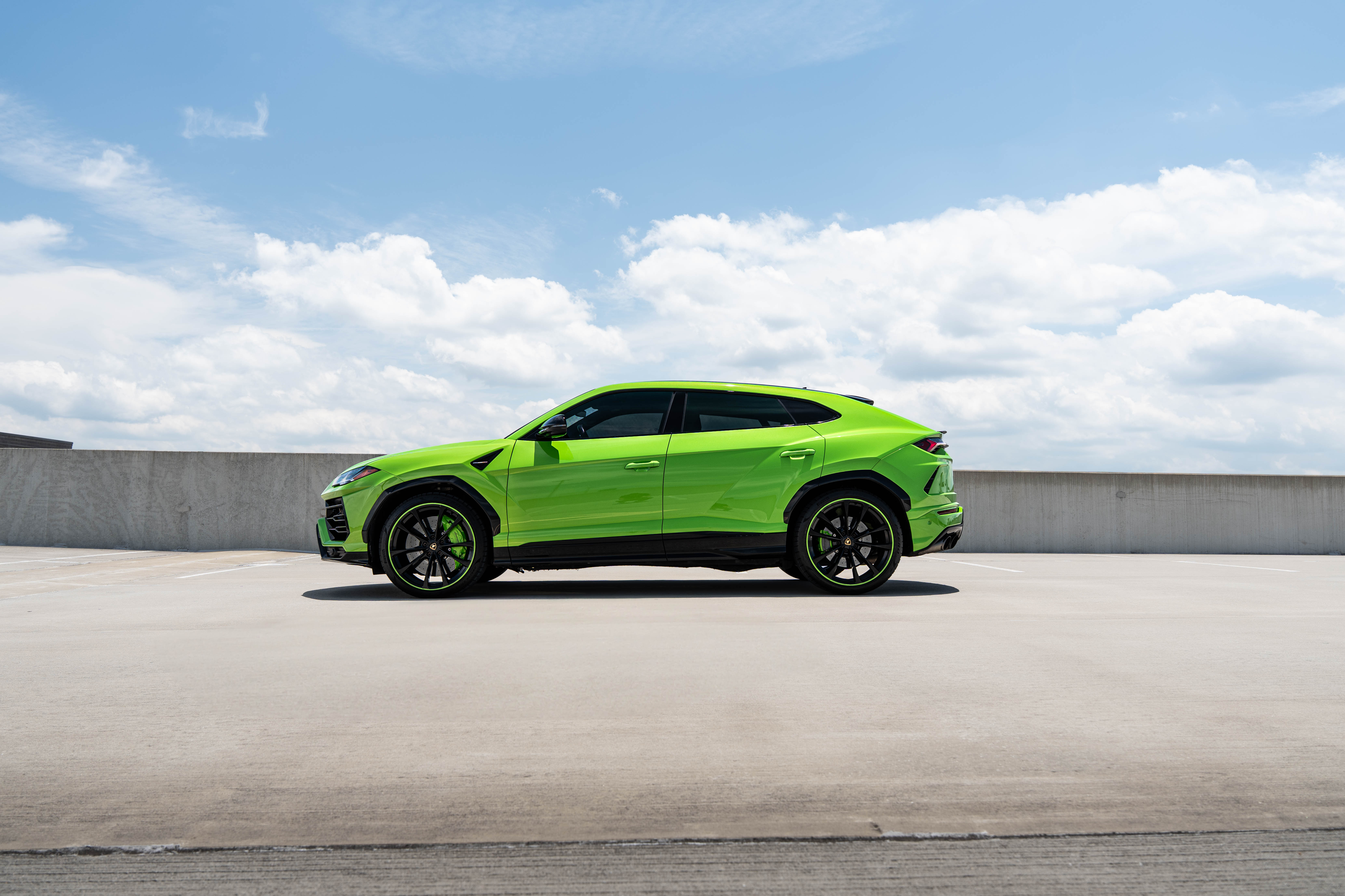 Lamborghini Urus - Verde Mantis on Nero Ade (Lamborghini Lime Green on Black)
