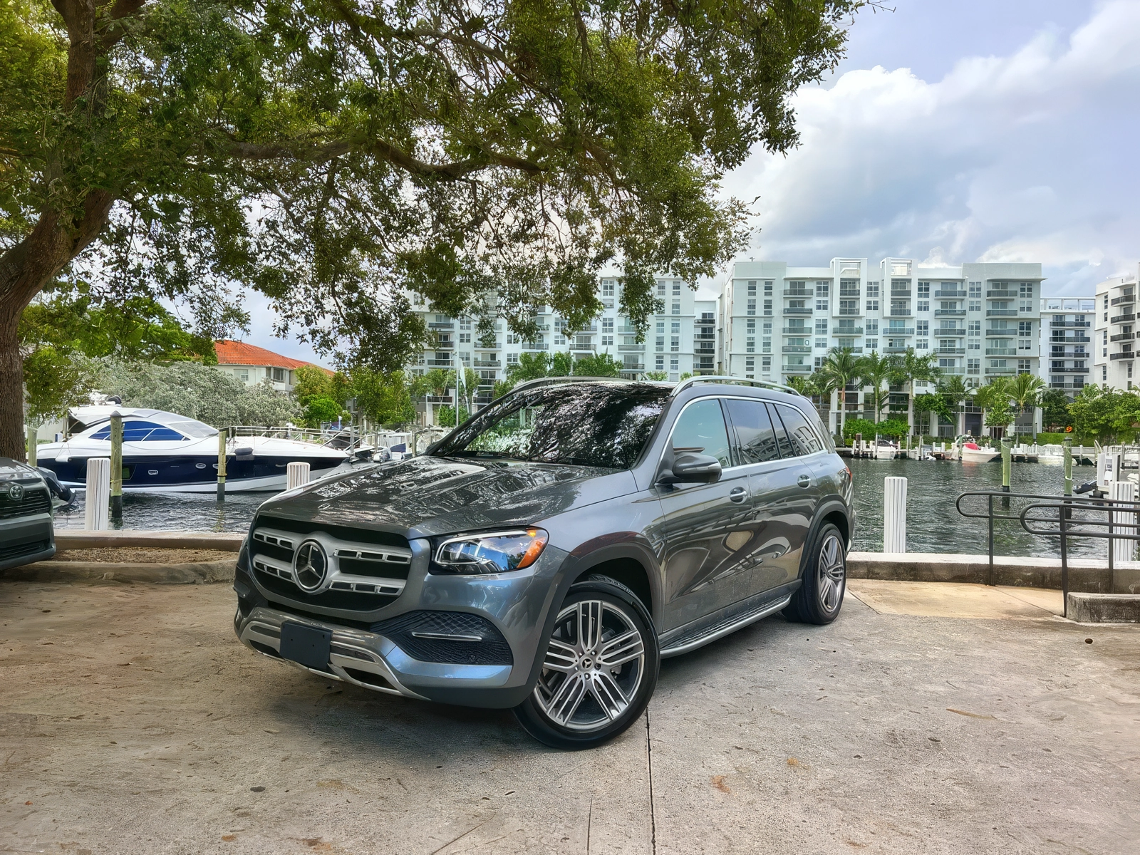Mercedes-Benz GLS 450 – Selenite Grey Metallic on Black