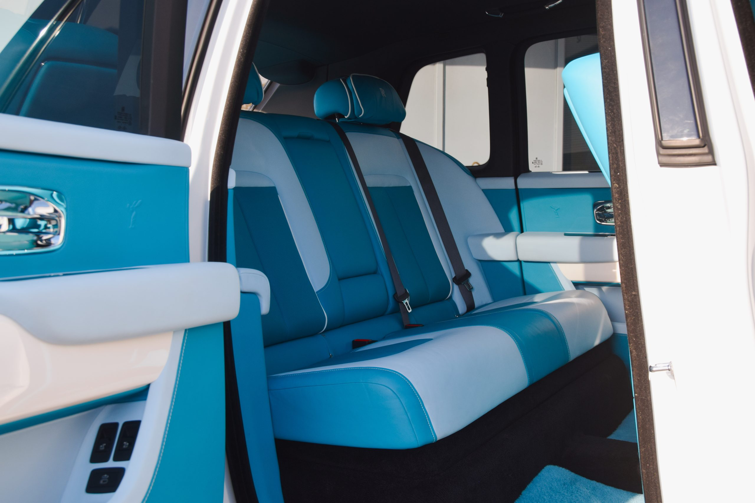 Rolls-Royce Cullinan - Arctic White on Bespoke Turchese (Turquoise Blue) & Arctic White