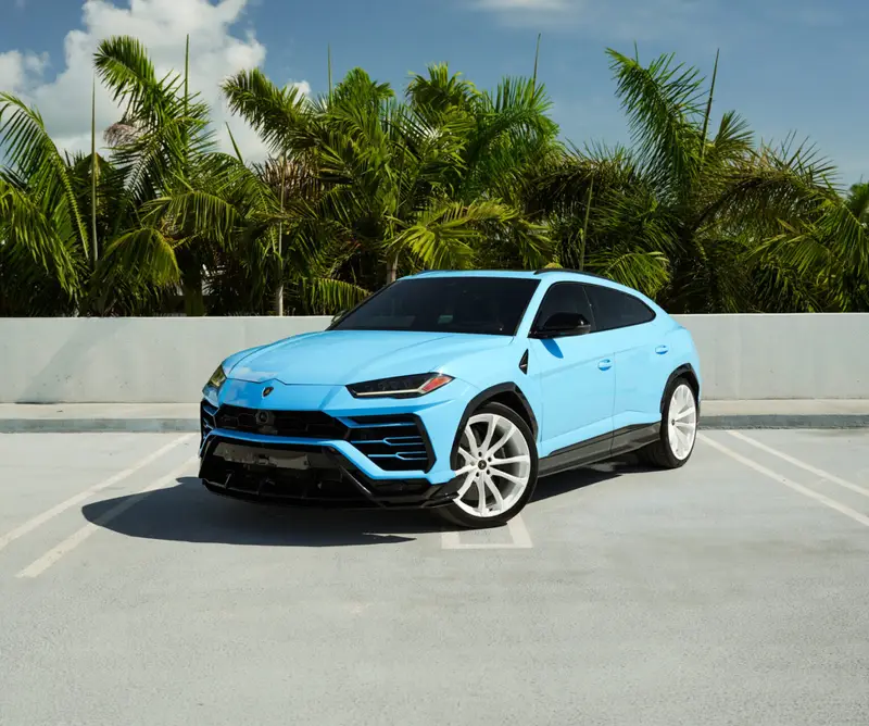Lamborghini Urus – Light Blue on White & Black