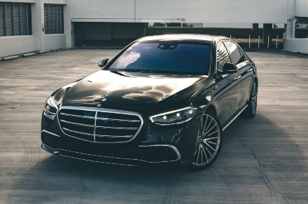 Mercedes-Benz S580 – Black on Red