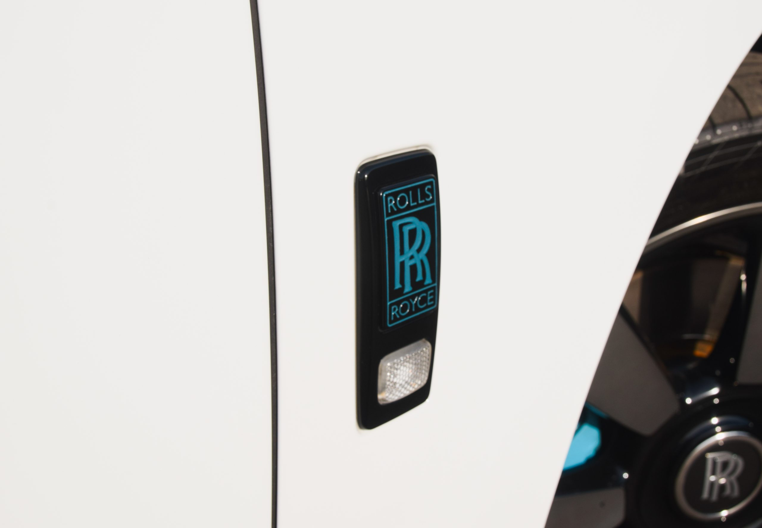 Rolls-Royce Cullinan - Arctic White on Bespoke Turchese (Turquoise Blue) & Arctic White