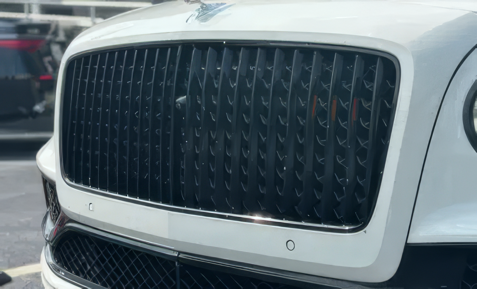 Bentley Flying Spur – Glacier White on Hotspur (Vivid Red)