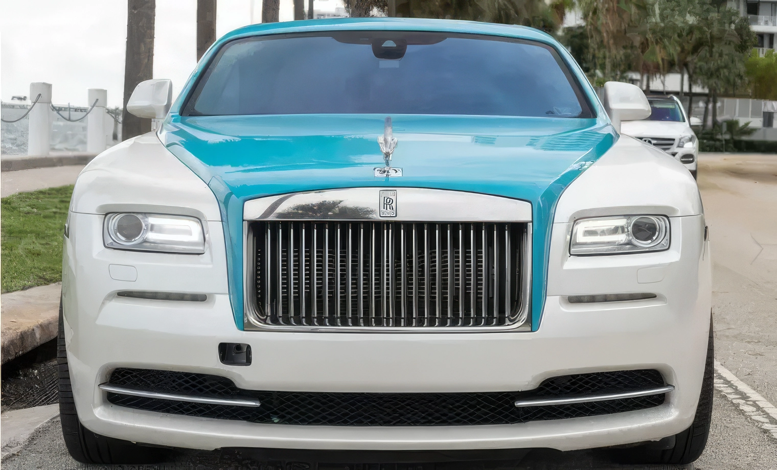 Rolls-Royce Wraith – Arctic White over Tiffany Blue on White