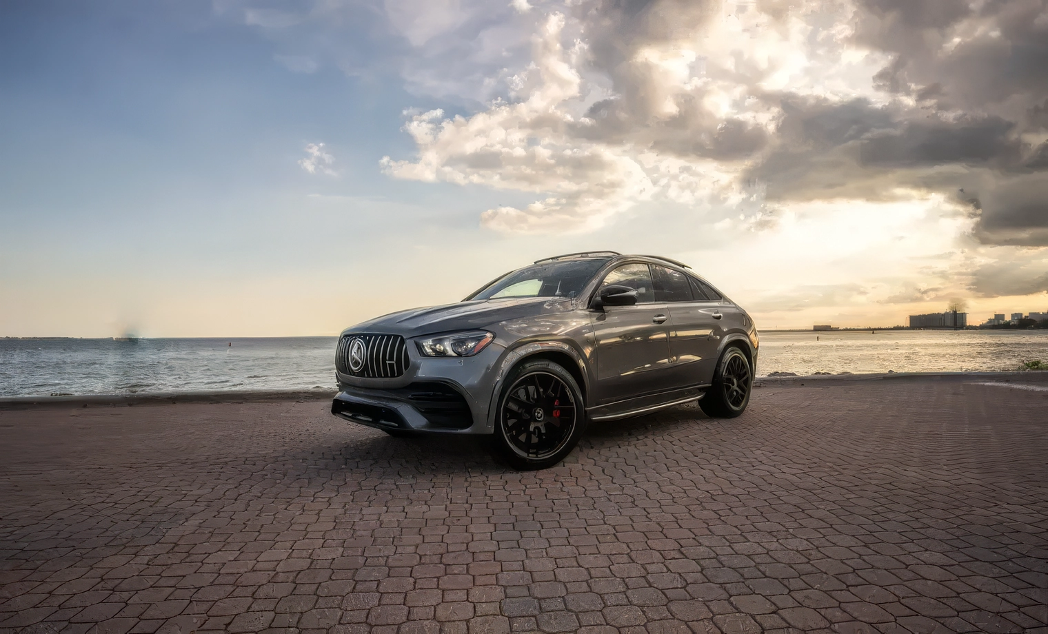 Mercedes-Benz GLE 53 AMG – Selenite Grey Metallic on Classic Red & Black