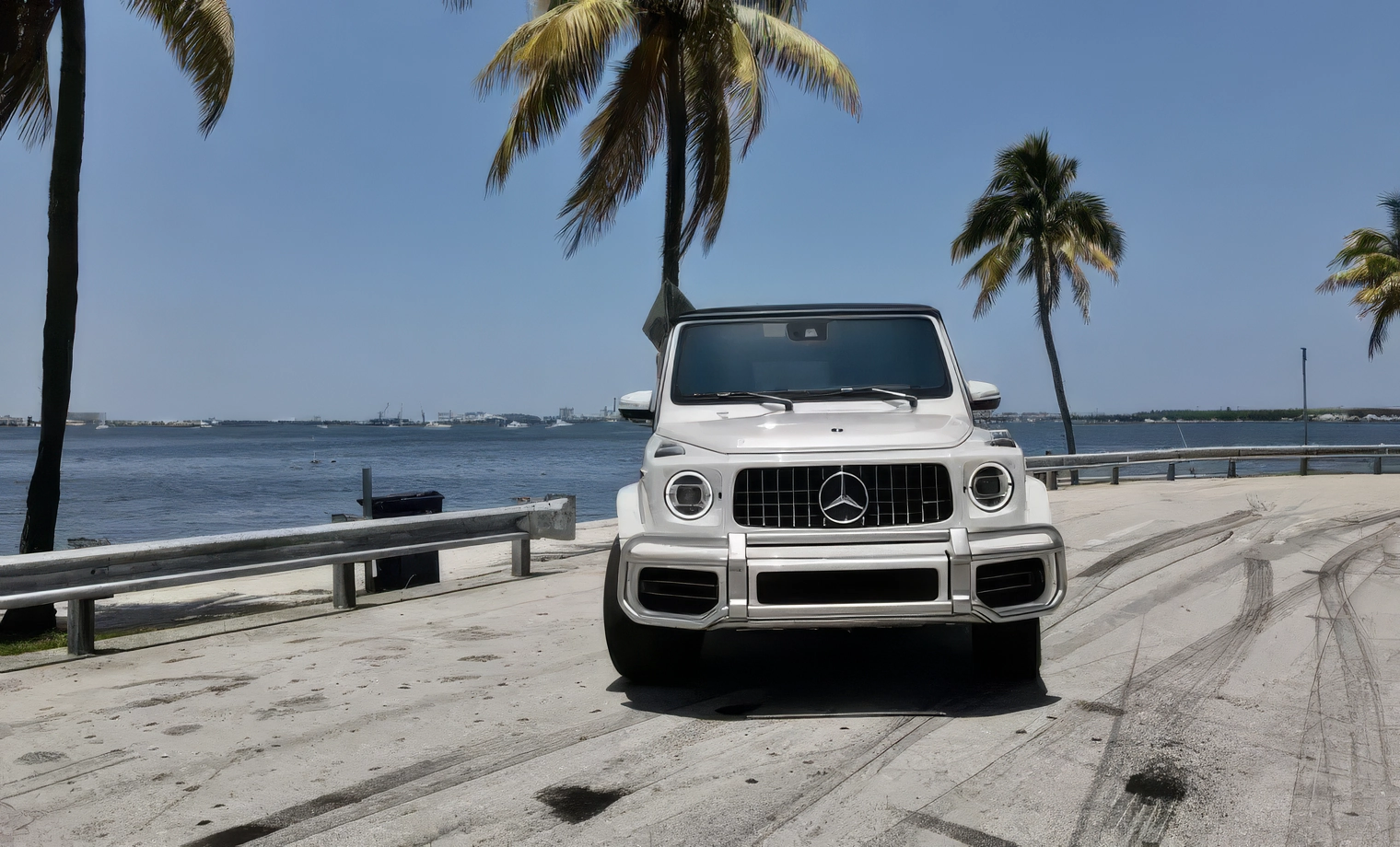 Mercedes-Benz G63 AMG – Polar White on Classic Red