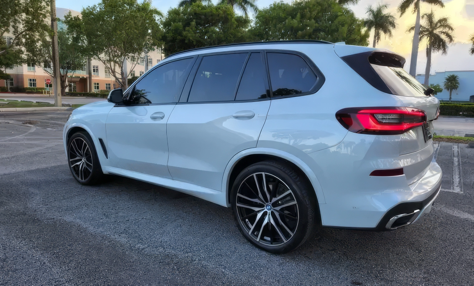 BMW X5 M – Mineral White Metallic on Tartufo Brown