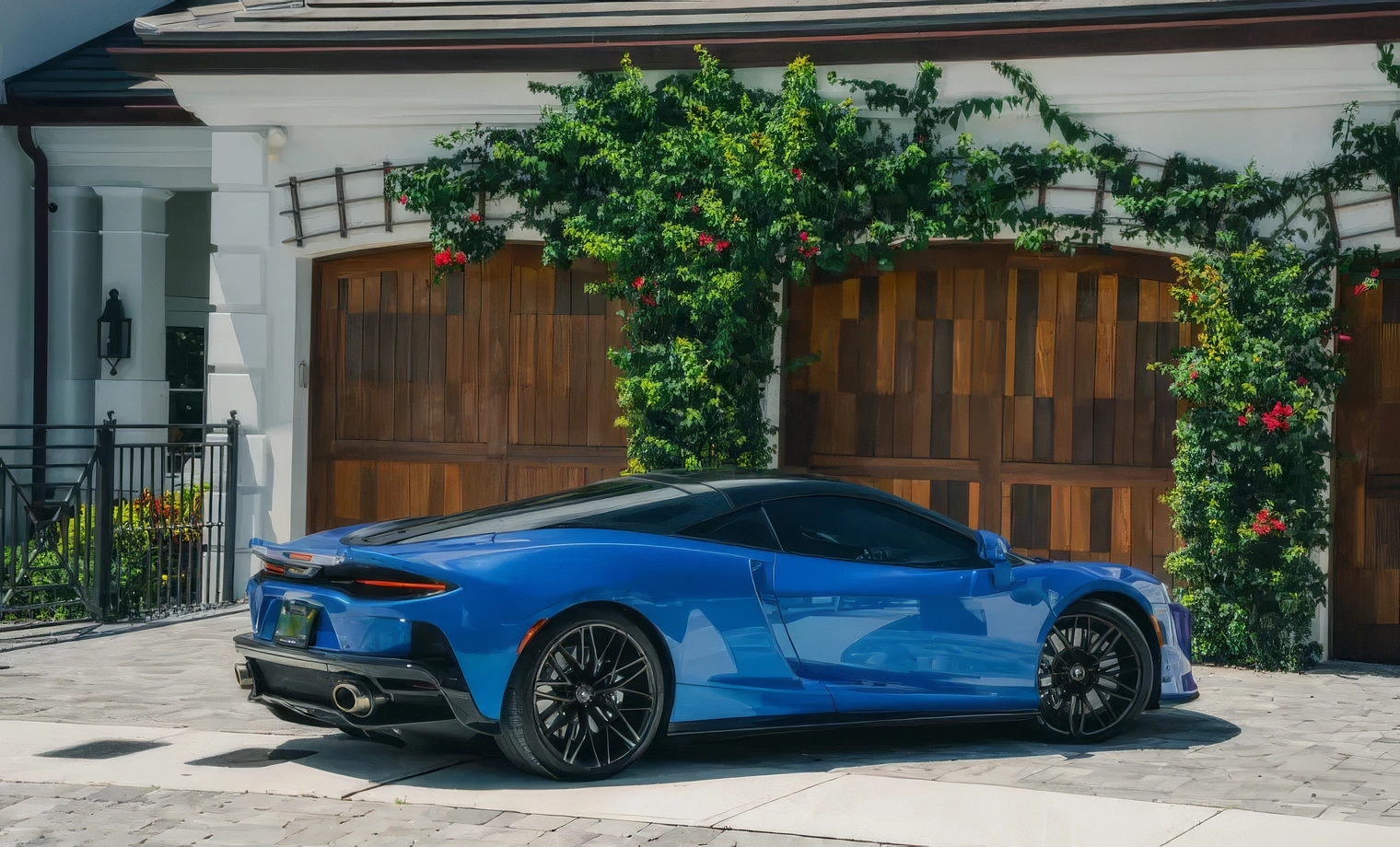 McLaren GT – McLaren Blue on Carbon Black