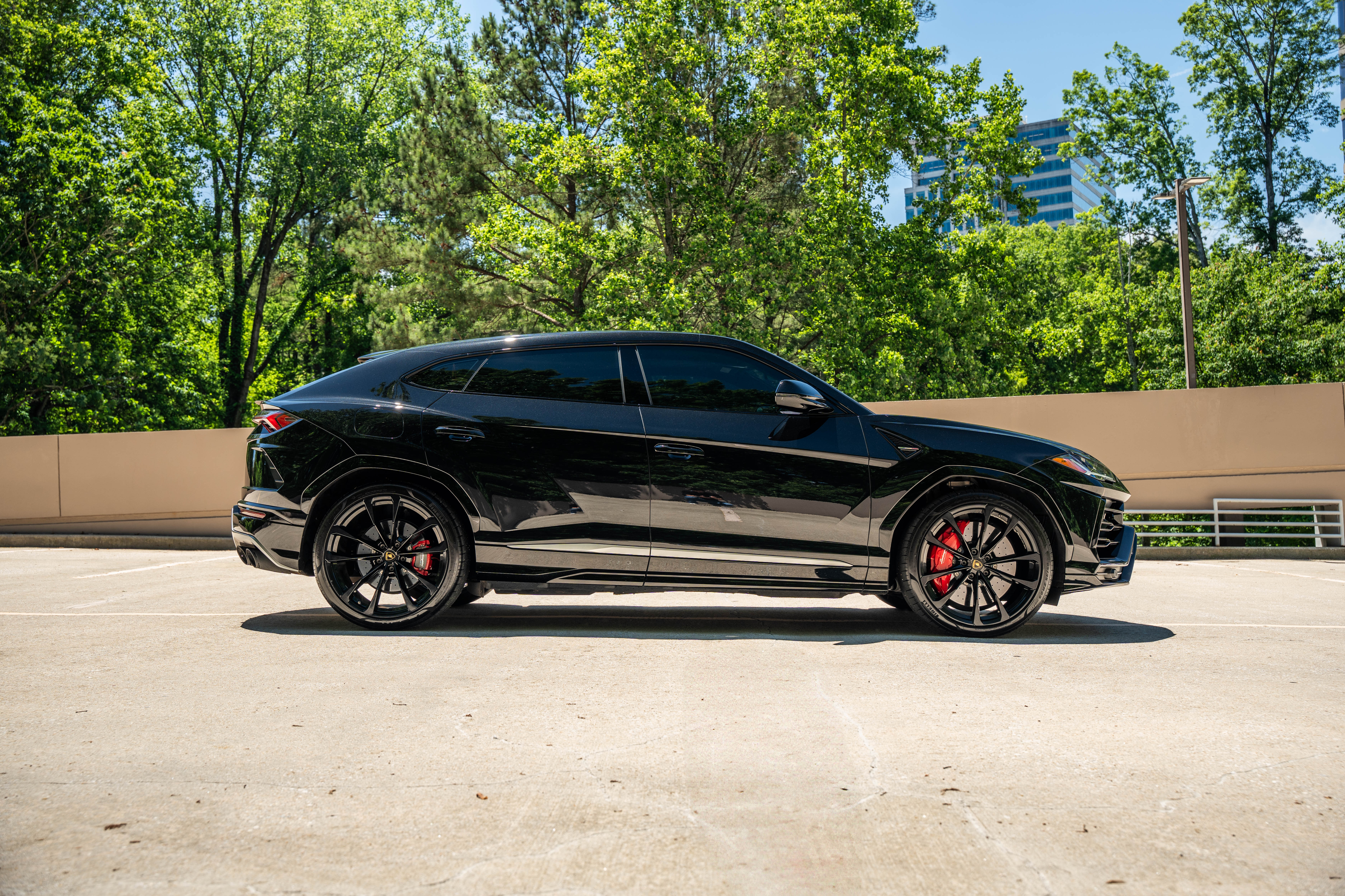 Lamborghini Urus - Nero Helene on Rosso Alala & Nero Ade  (Deep Metallic Black on Red & Black)