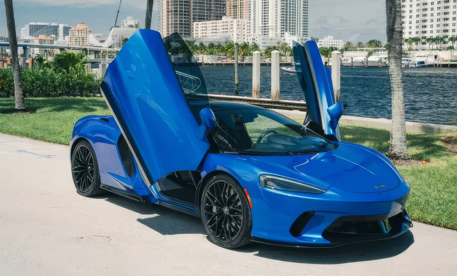 McLaren GT – McLaren Blue on Carbon Black