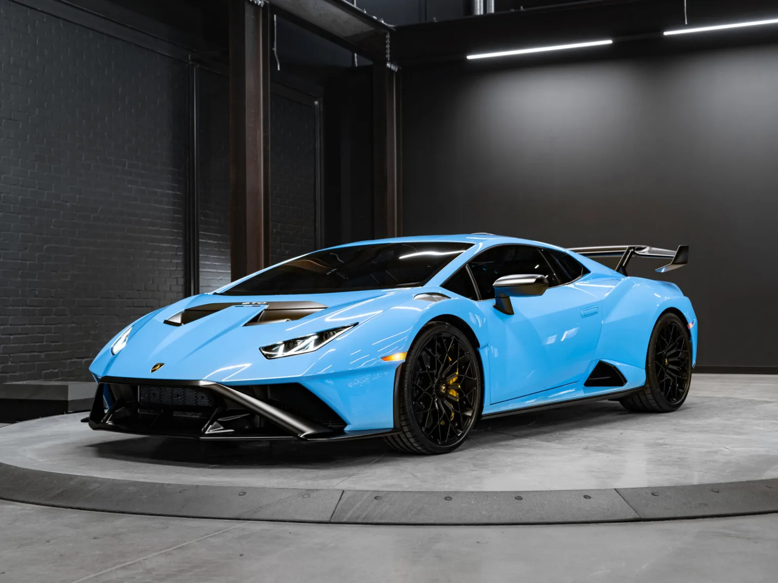Lamborghini Huracán STO — Blue on Black with Yellow Accents