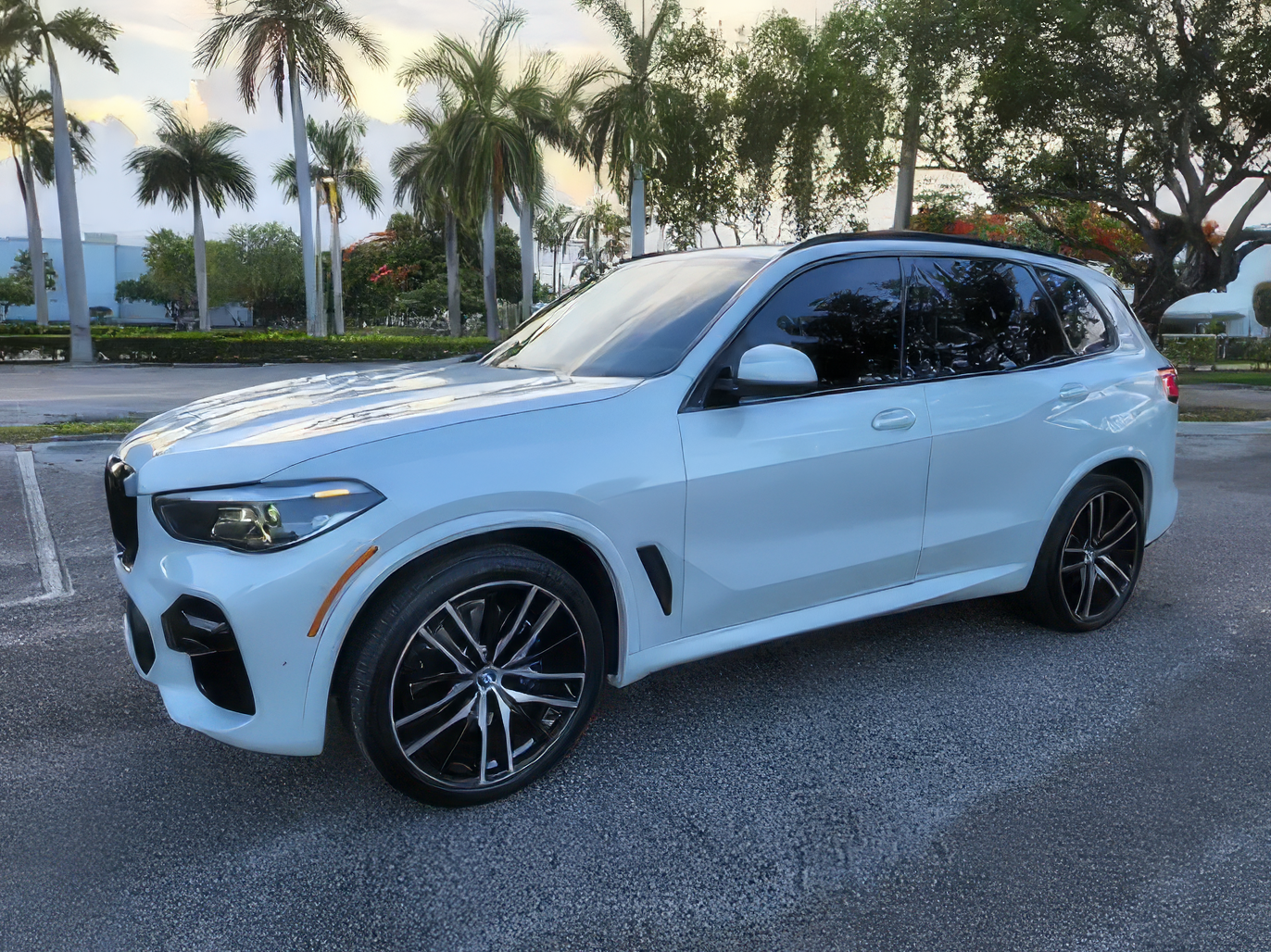 BMW X5 M – Mineral White Metallic on Tartufo Brown