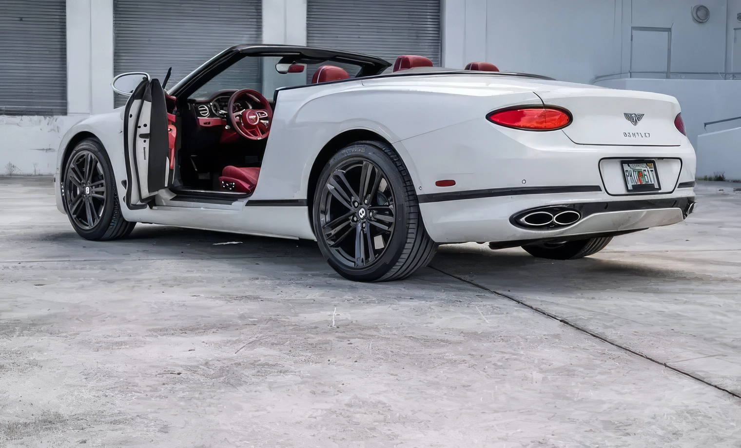 Bentley Continental GTC – Glacier White on Hotspur (Vivid Red)