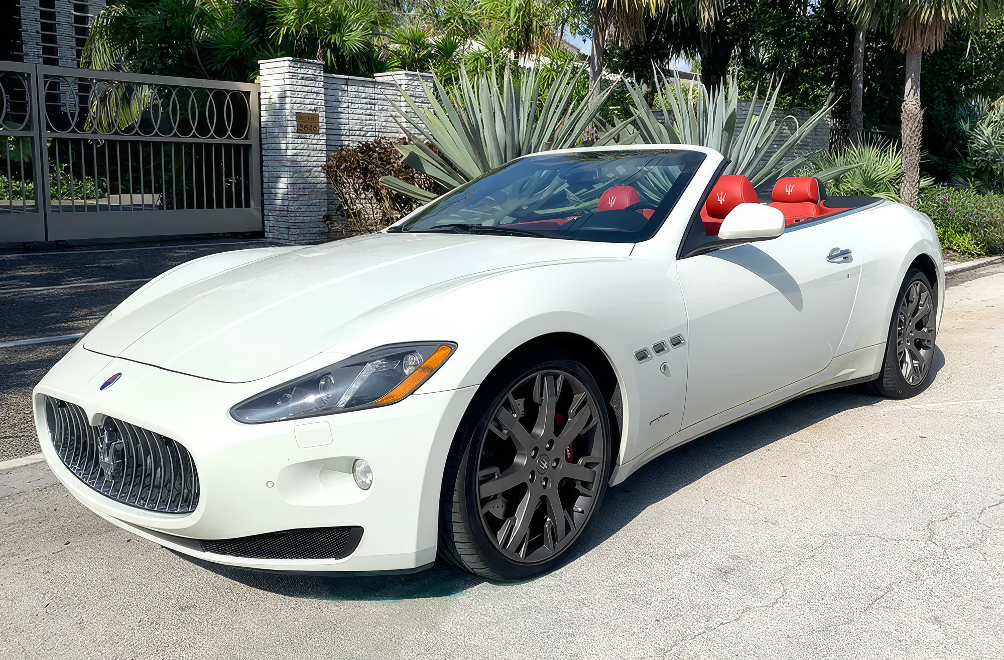 Maserati GranCabrio - Bianco Eldorado on Rosso & Nero (Pearl White on Red & Black)