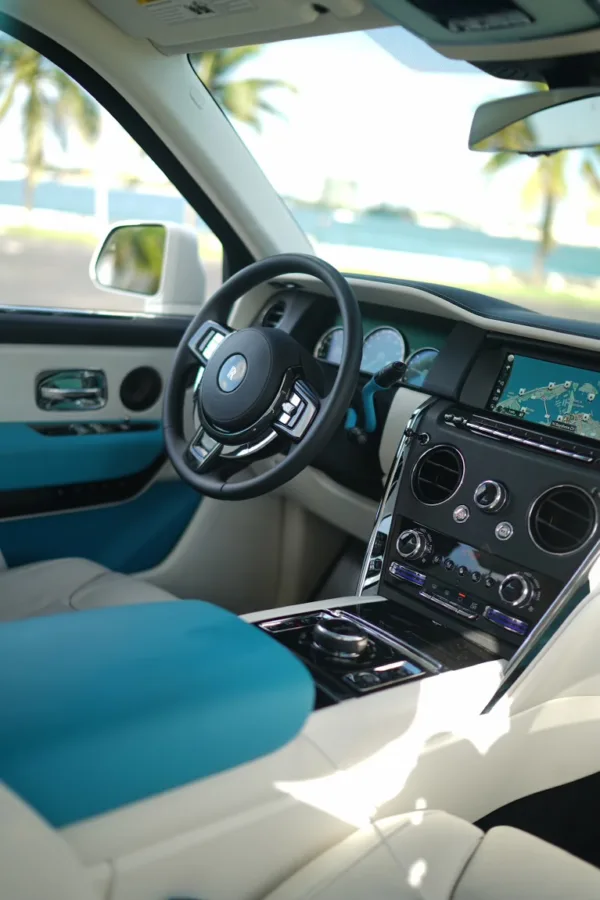 Rolls-Royce Cullinan — White on Tiffany White