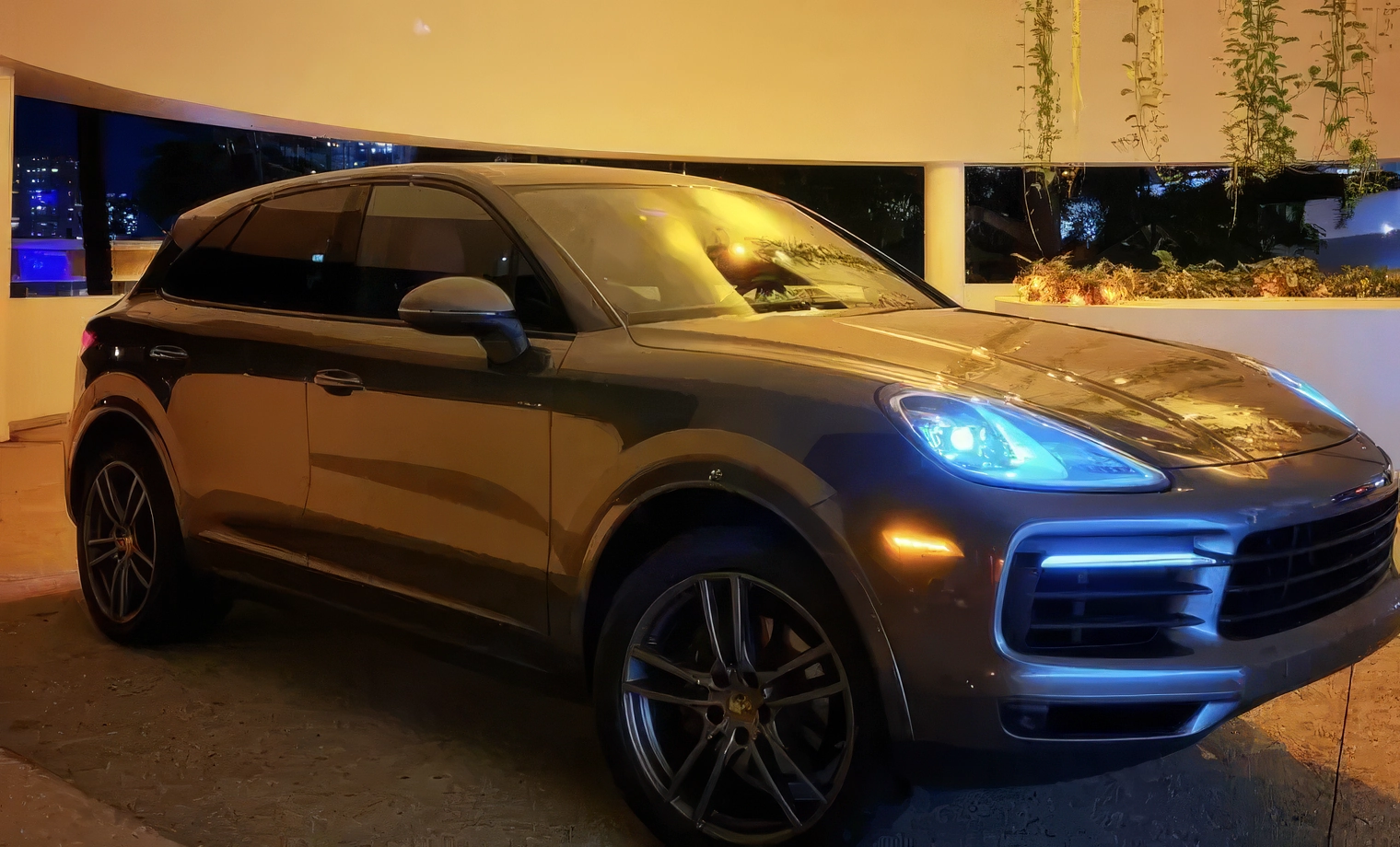 Porsche Cayenne – Volcano Grey Metallic on Bordeaux Red & Black 