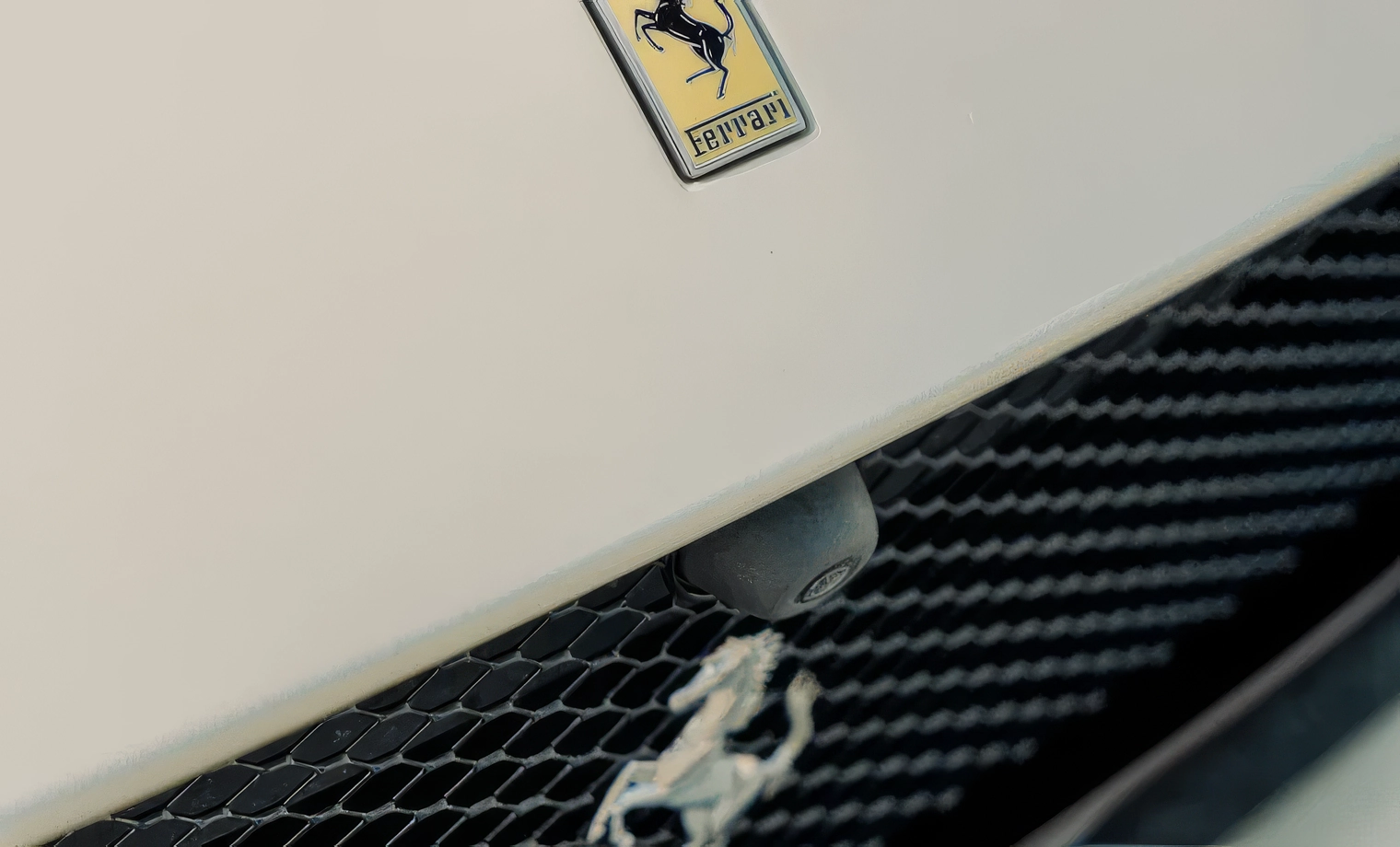 Ferrari 812 Superfast - Bianco Italia on Rosso (Pearl White on Red)