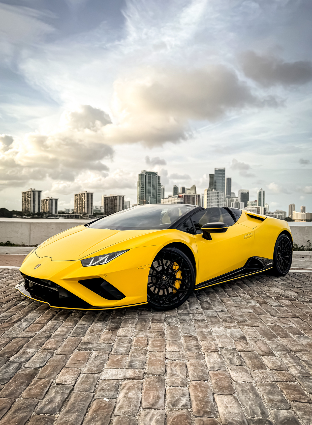 Lamborghini Huracán EVO Spyder - Giallo Inti Pearl on Giallo Ade & Nero (Pearl Yellow on Yellow & Black)