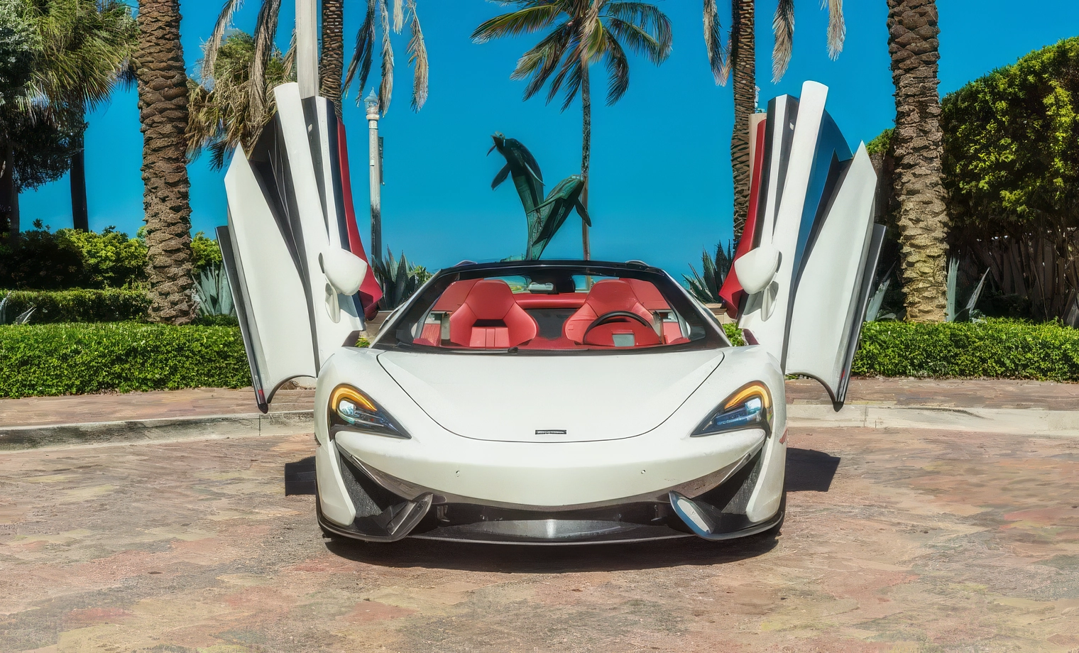 McLaren 570S Spider – Silica White on Carmine Red