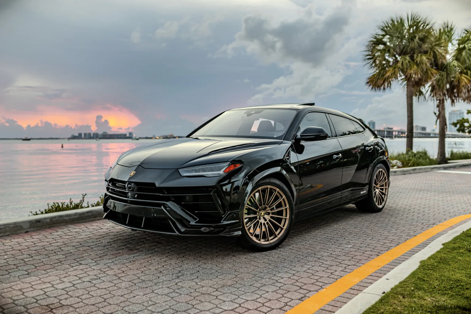 Lamborghini Urus Performante — Black on Red