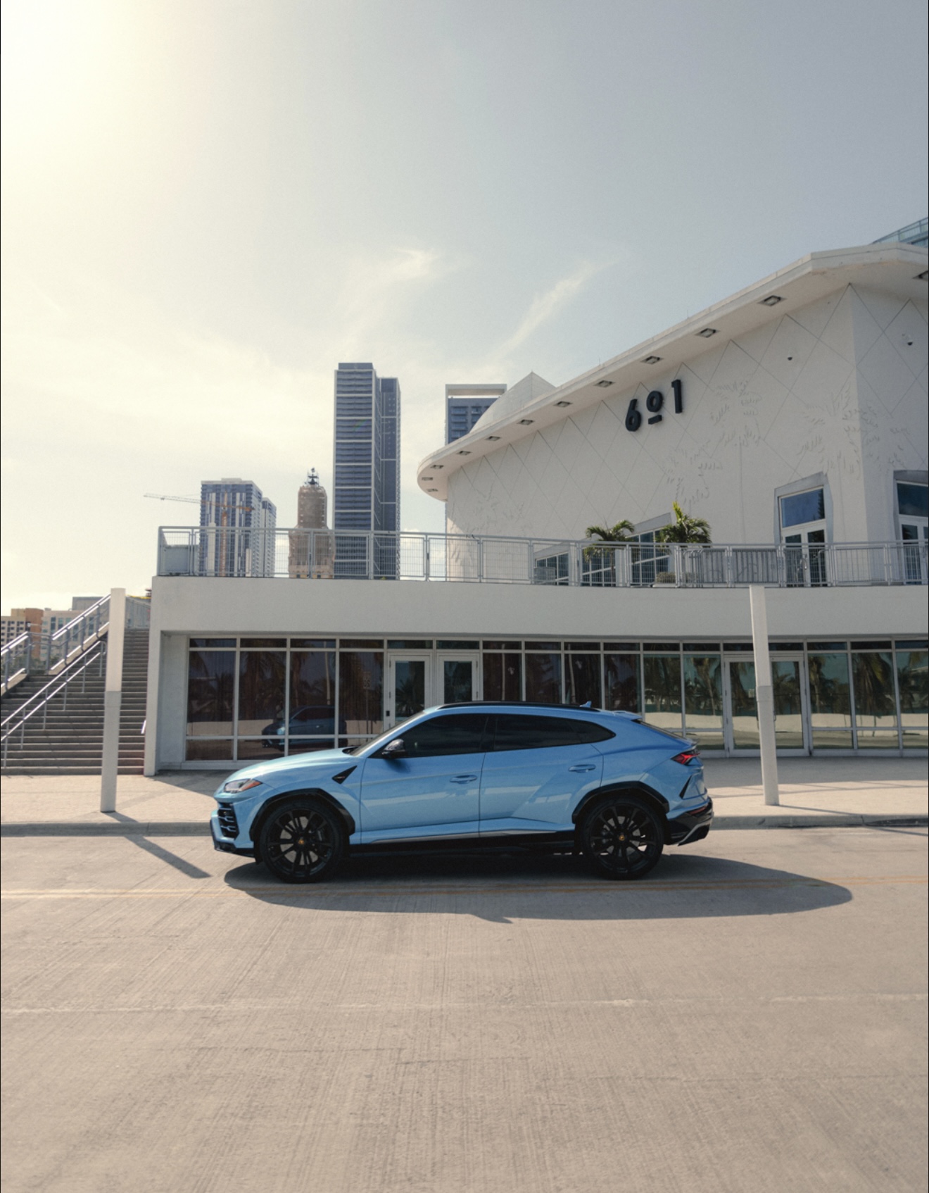 Lamborghini Urus - Light Blue on White & Black 