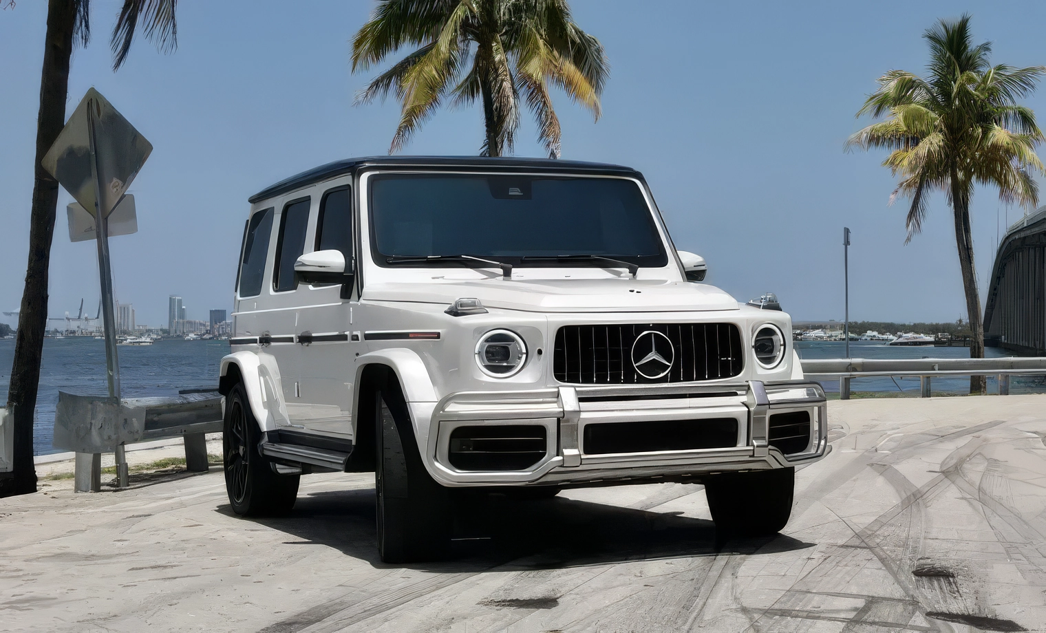 Mercedes-Benz G63 AMG – Polar White on Classic Red