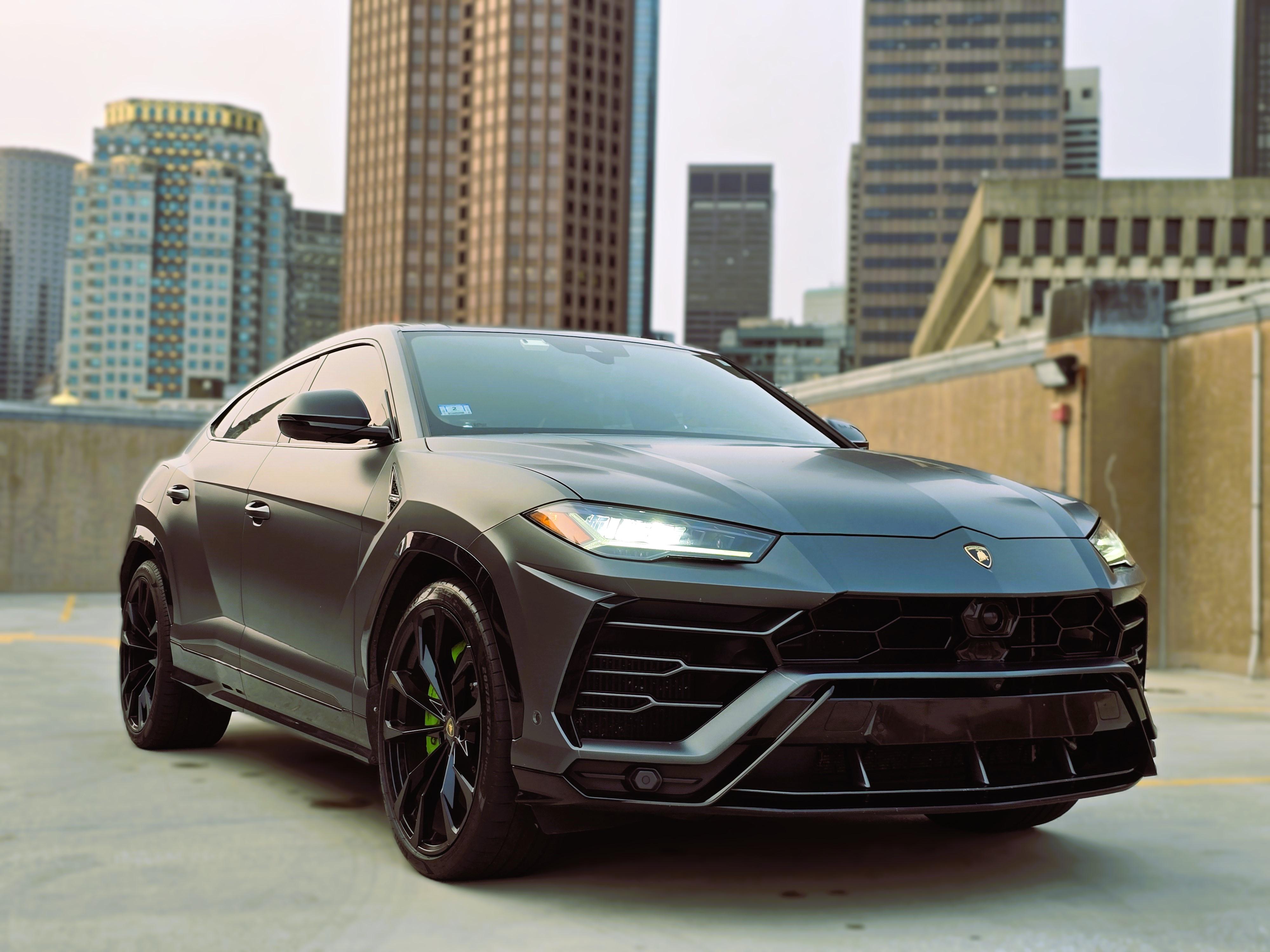 Lamborghini Urus — Grigio Titans Matt on Nero Ade & Verde Scandal (Satin Dark Graphite on Black & Green)