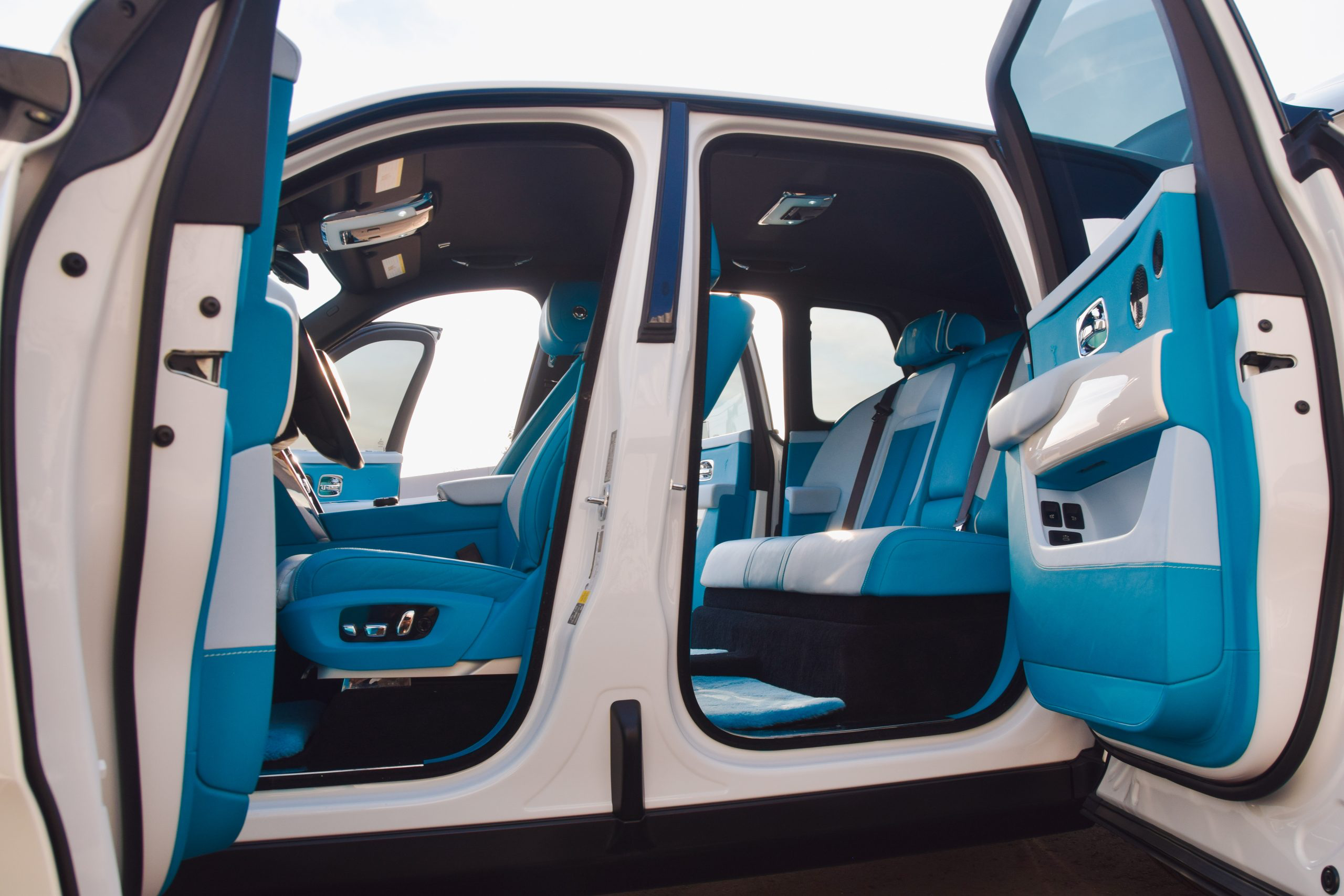 Rolls-Royce Cullinan - Arctic White on Bespoke Turchese (Turquoise Blue) & Arctic White