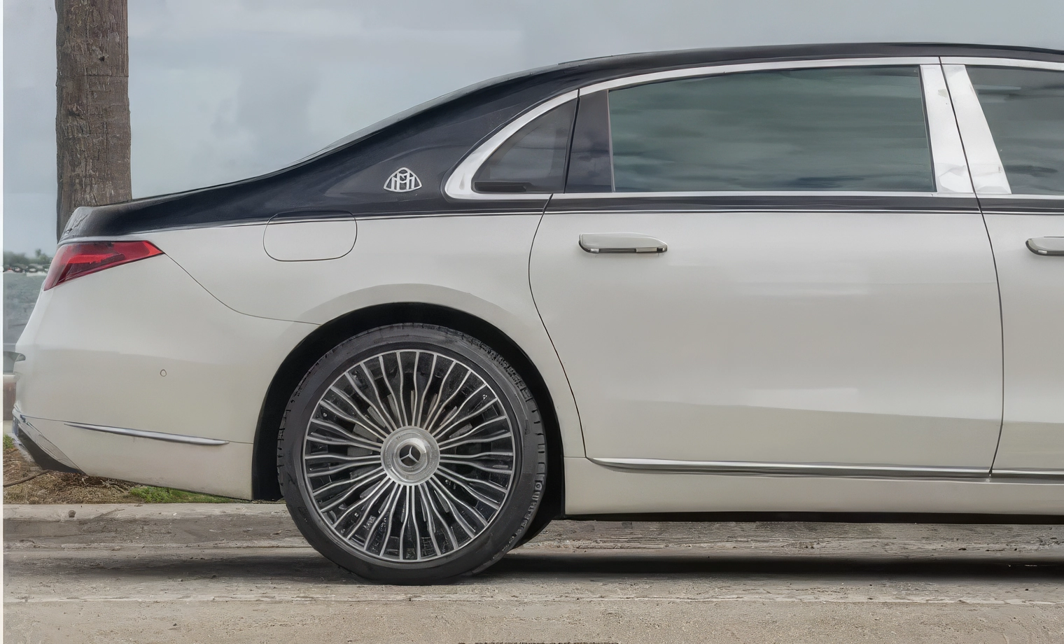 Maybach S580 – Obsidian Black Metallic & Diamond White on Porcelain