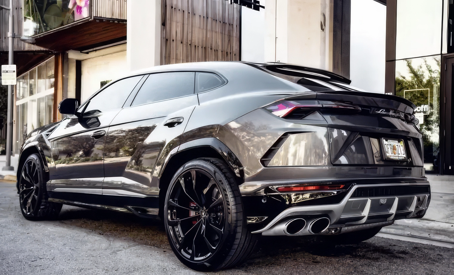 Lamborghini Urus – Grigio Titans on Rosso Alala & Nero Ade (Warm Metallic Gray on Red & Black)