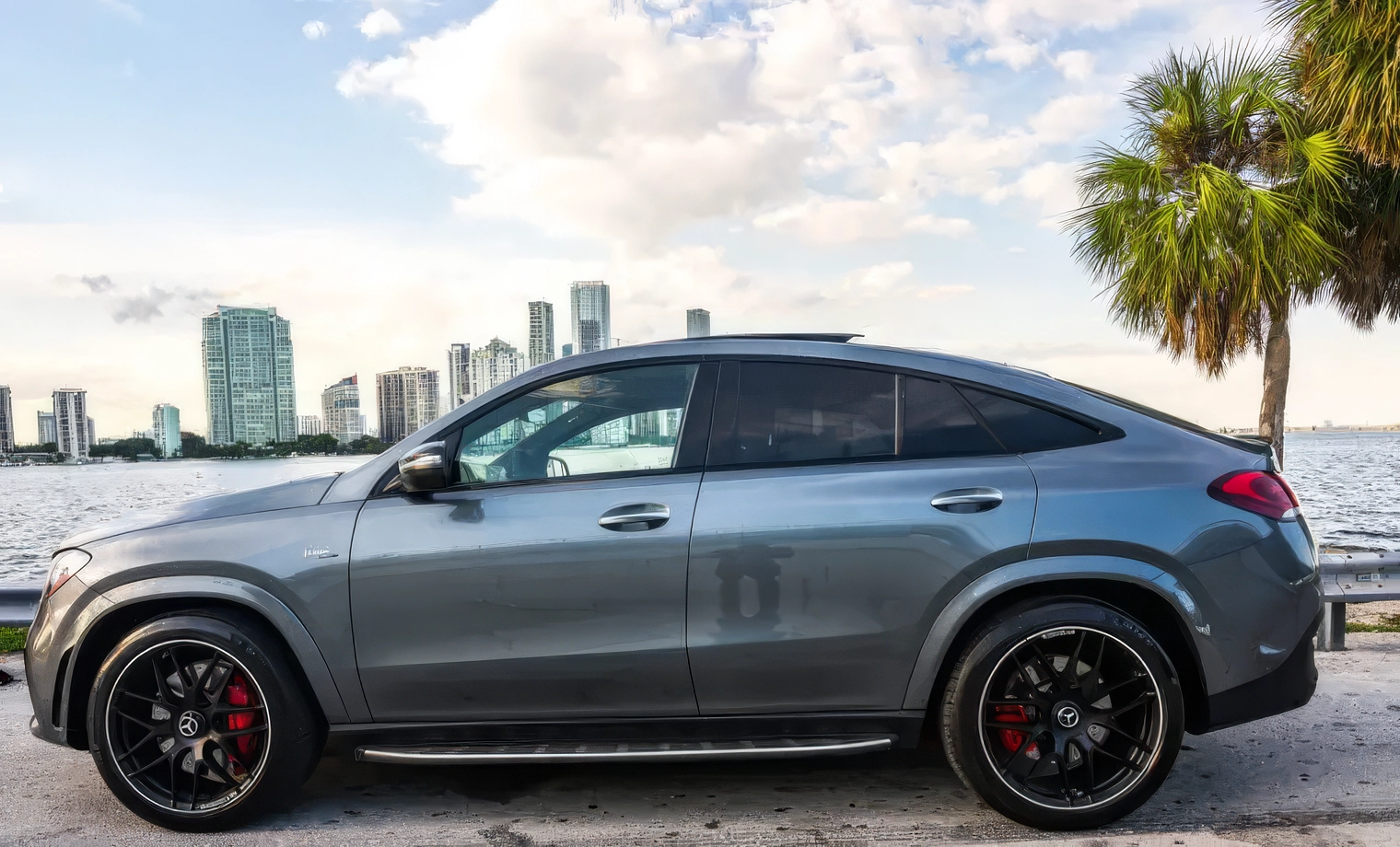 Mercedes-Benz GLE 53 AMG – Selenite Grey Metallic on Classic Red & Black