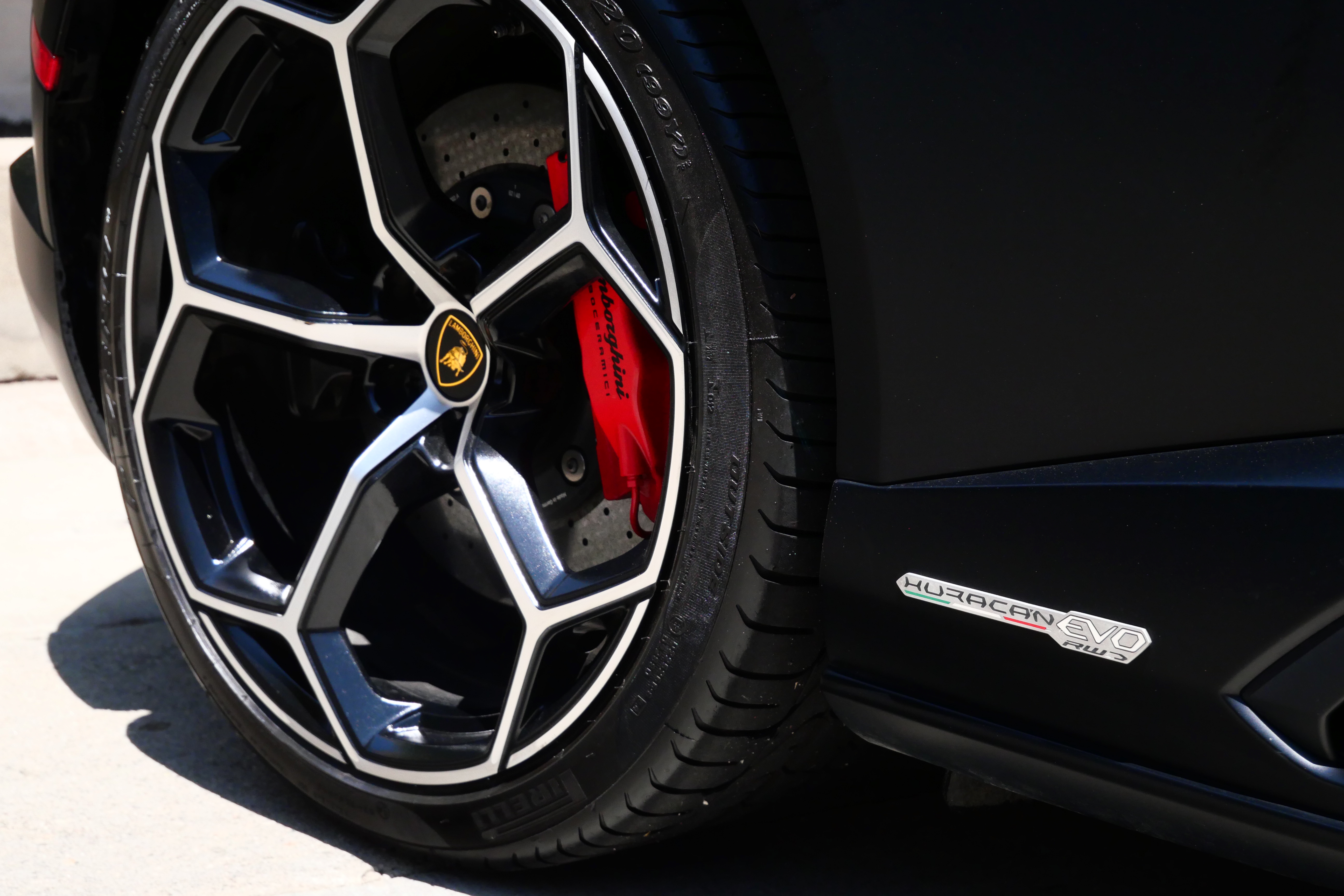 Lamborghini Huracán Evo Spyder – Black on Black & Red