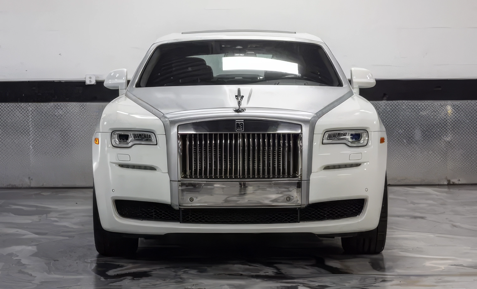 Rolls-Royce Ghost – Arctic White on Black