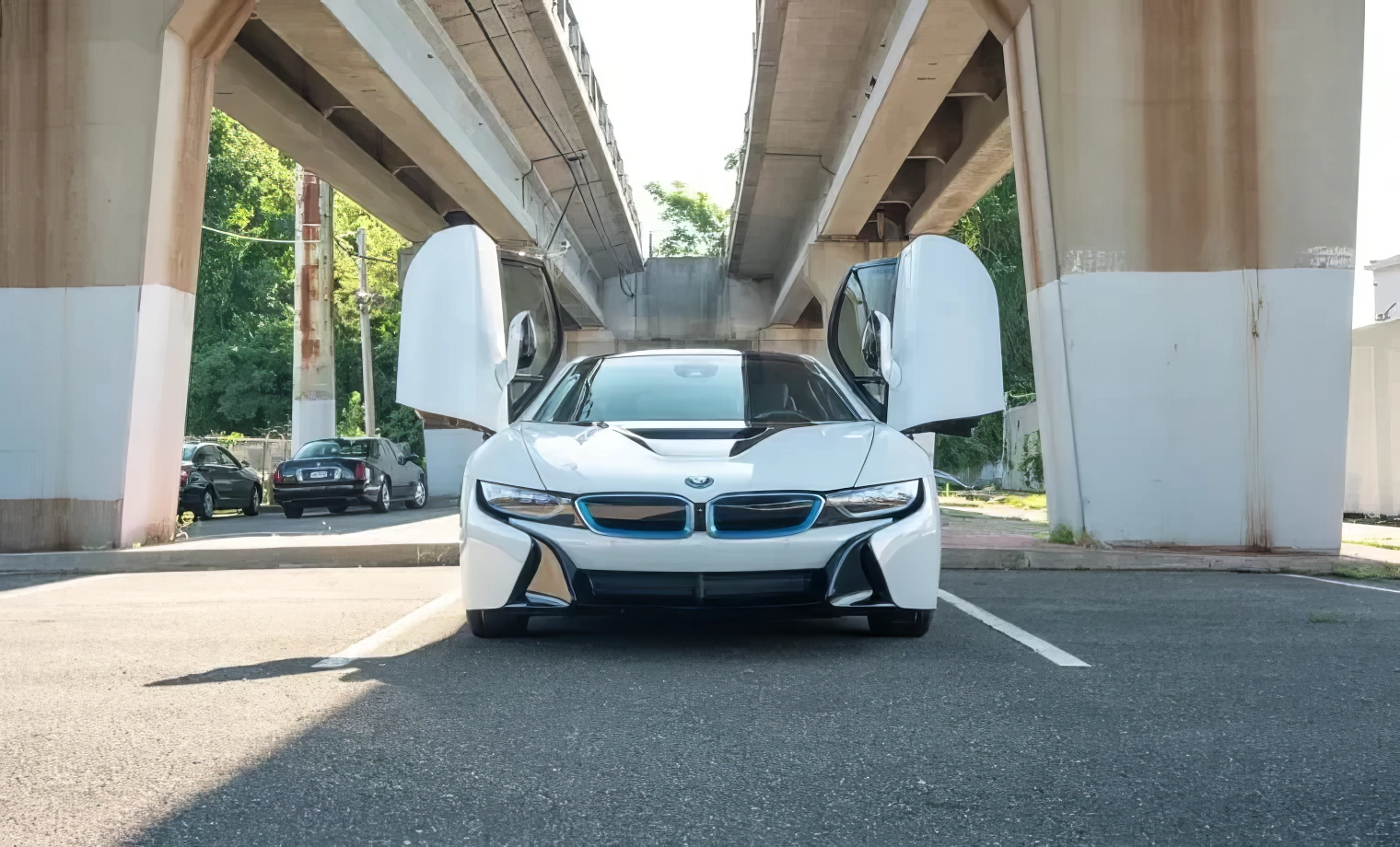 BMW i8 – Crystal White Pearl Metallic on Carum Spice Grey