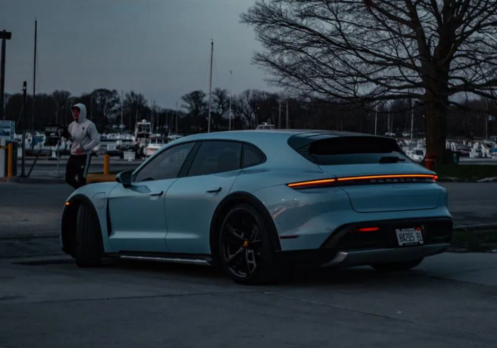Porsche Taycan - Light Blue on Black 