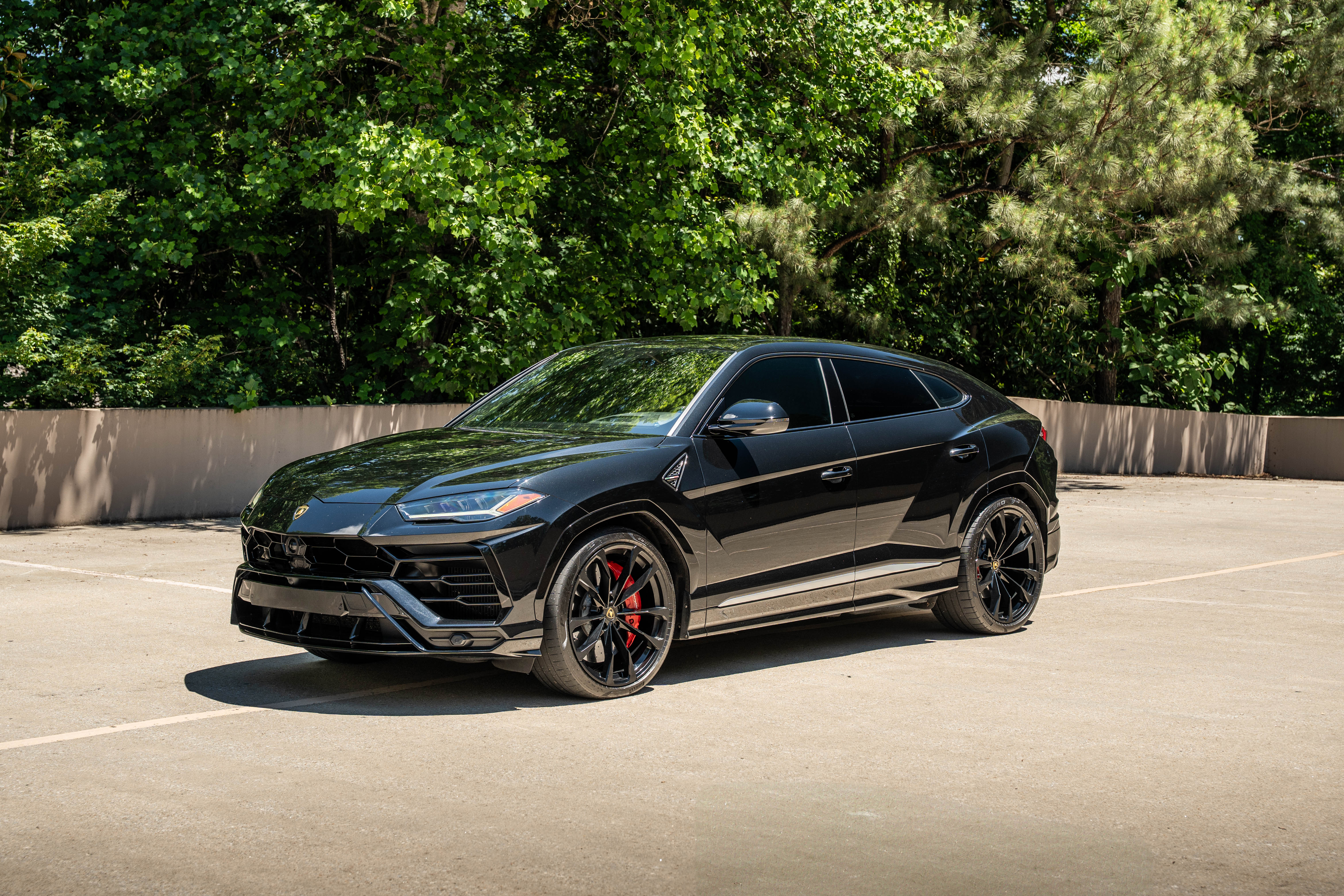 Lamborghini Urus - Nero Helene on Rosso Alala & Nero Ade  (Deep Metallic Black on Red & Black)