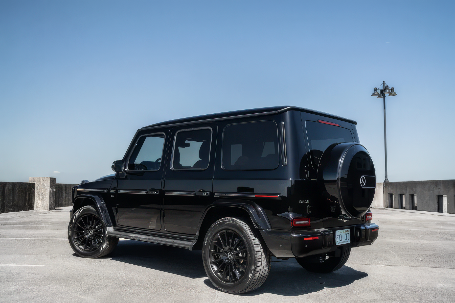 Mercedes-Benz G550 - Obsidian Black Metallic on Designo Red