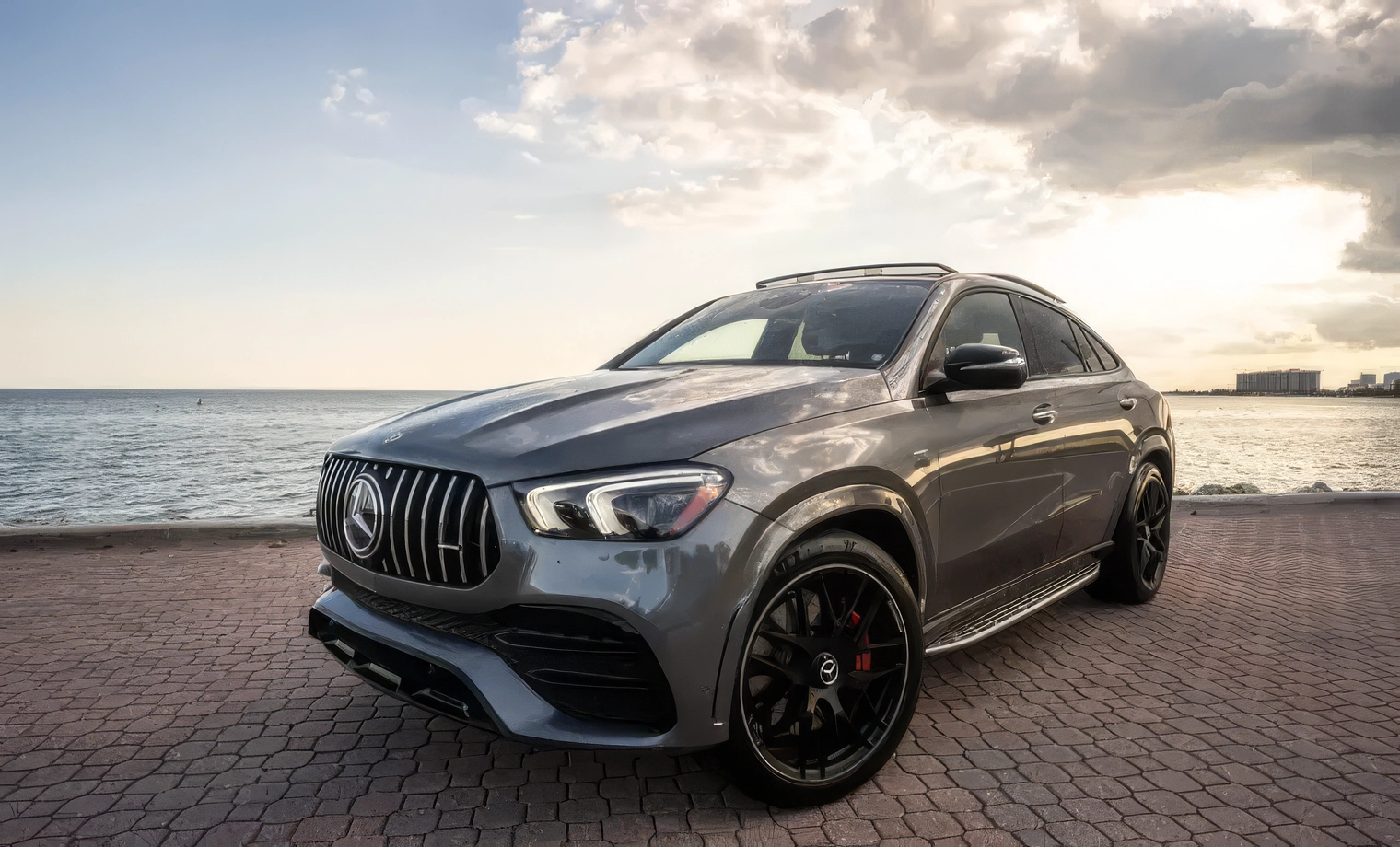 Mercedes-Benz GLE 53 AMG – Selenite Grey Metallic on Classic Red & Black
