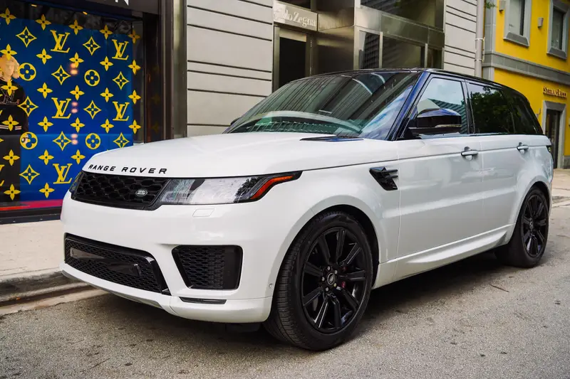 Range Rover Sport HSE – White on Cream