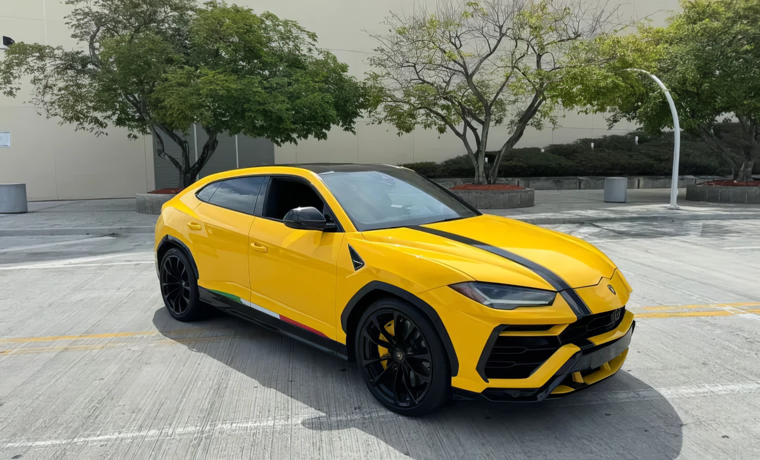 Lamborghini Urus – Giallo Auge on Nero (High-Chroma Lamborghini Yellow on Black)