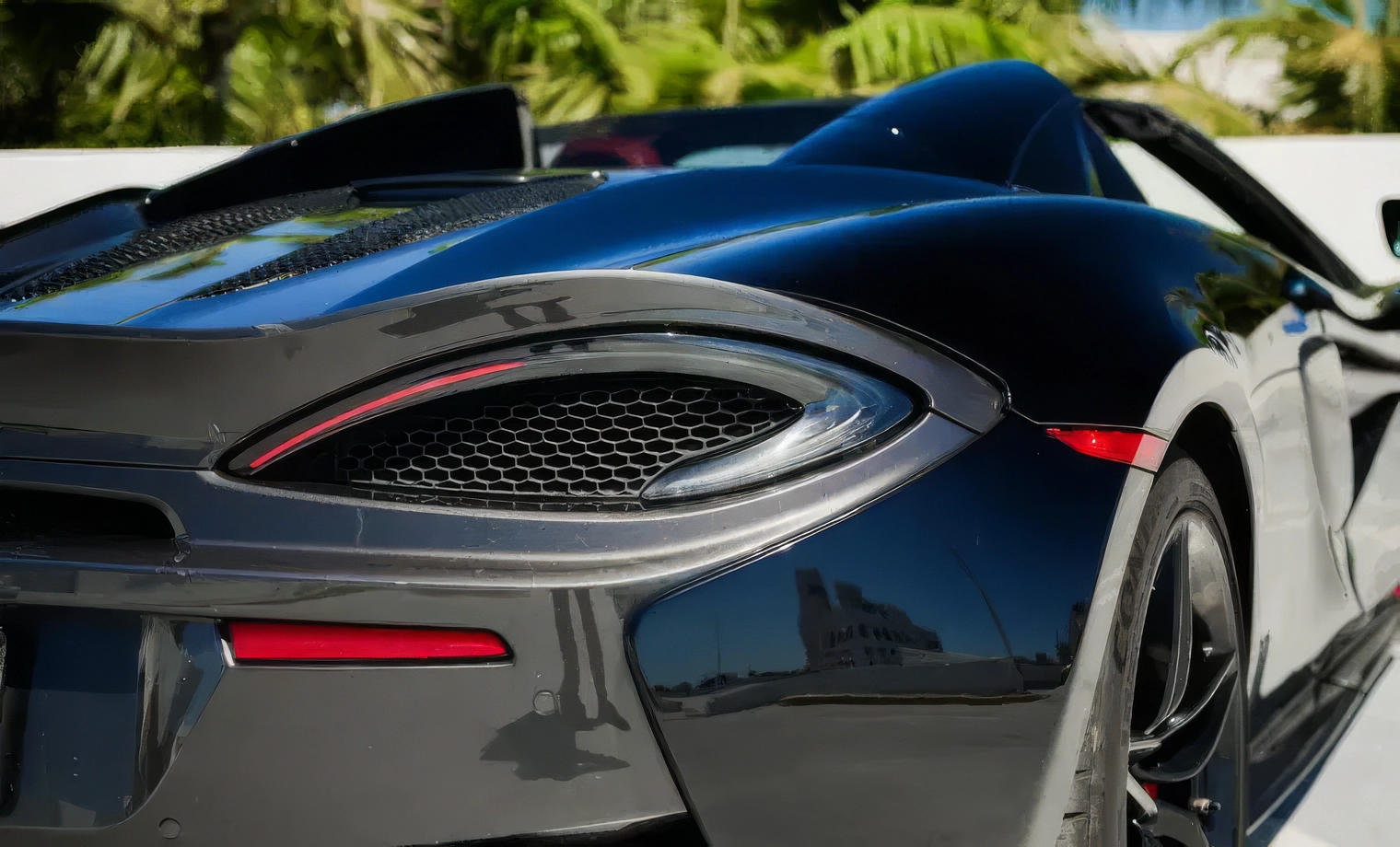 McLaren 570S – McLaren Abyss Black on Harissa Red