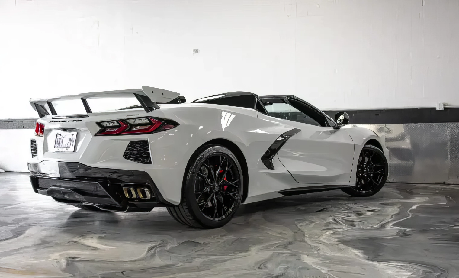 Chevrolet Corvette C8 Stingray – Arctic White on Adrenaline Red