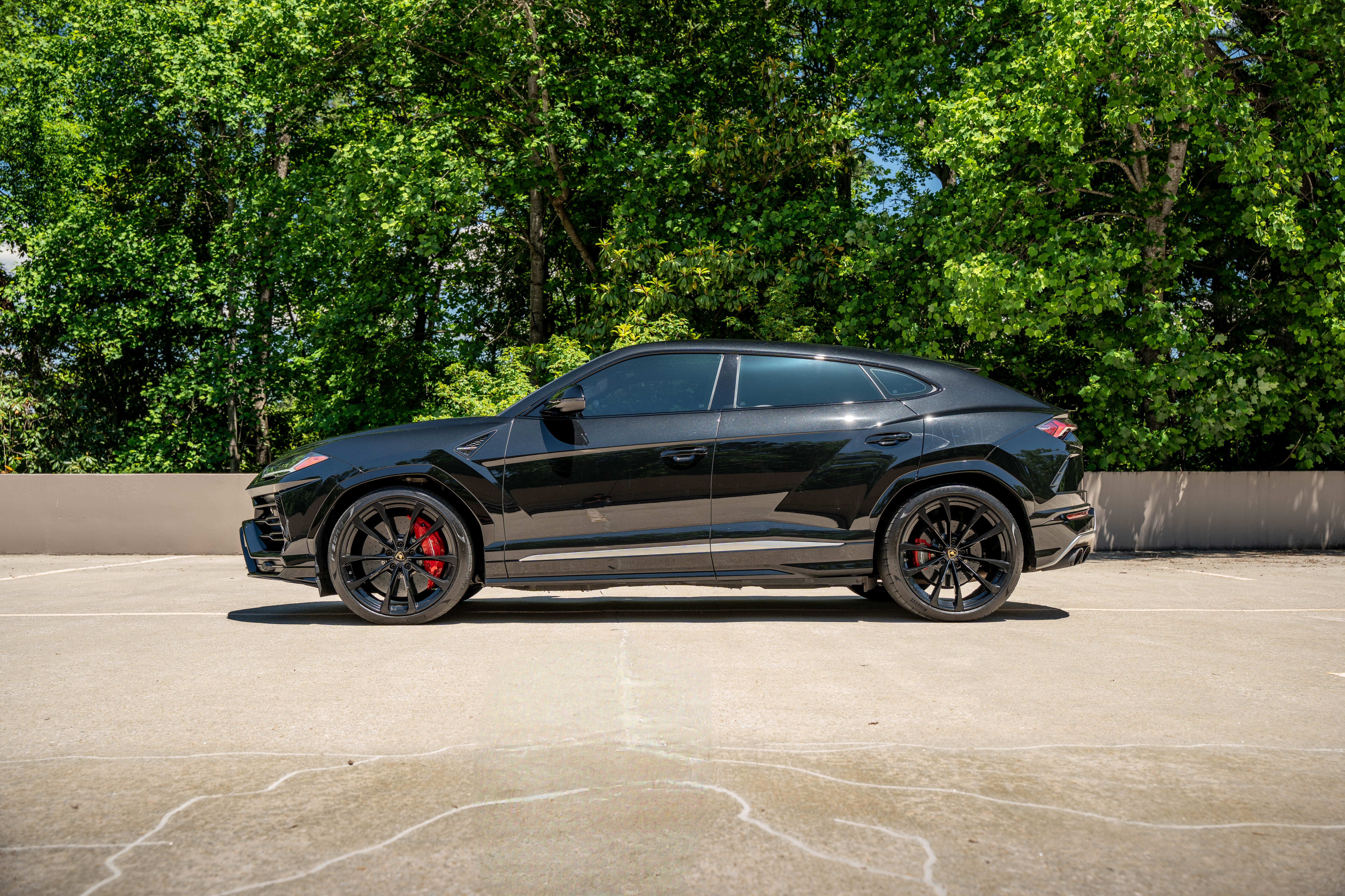 Lamborghini Urus - Nero Helene on Rosso Alala & Nero Ade  (Deep Metallic Black on Red & Black)