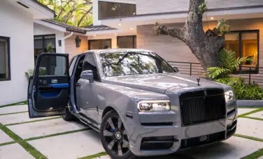 Rolls-Royce Cullinan — Gray on Blue
