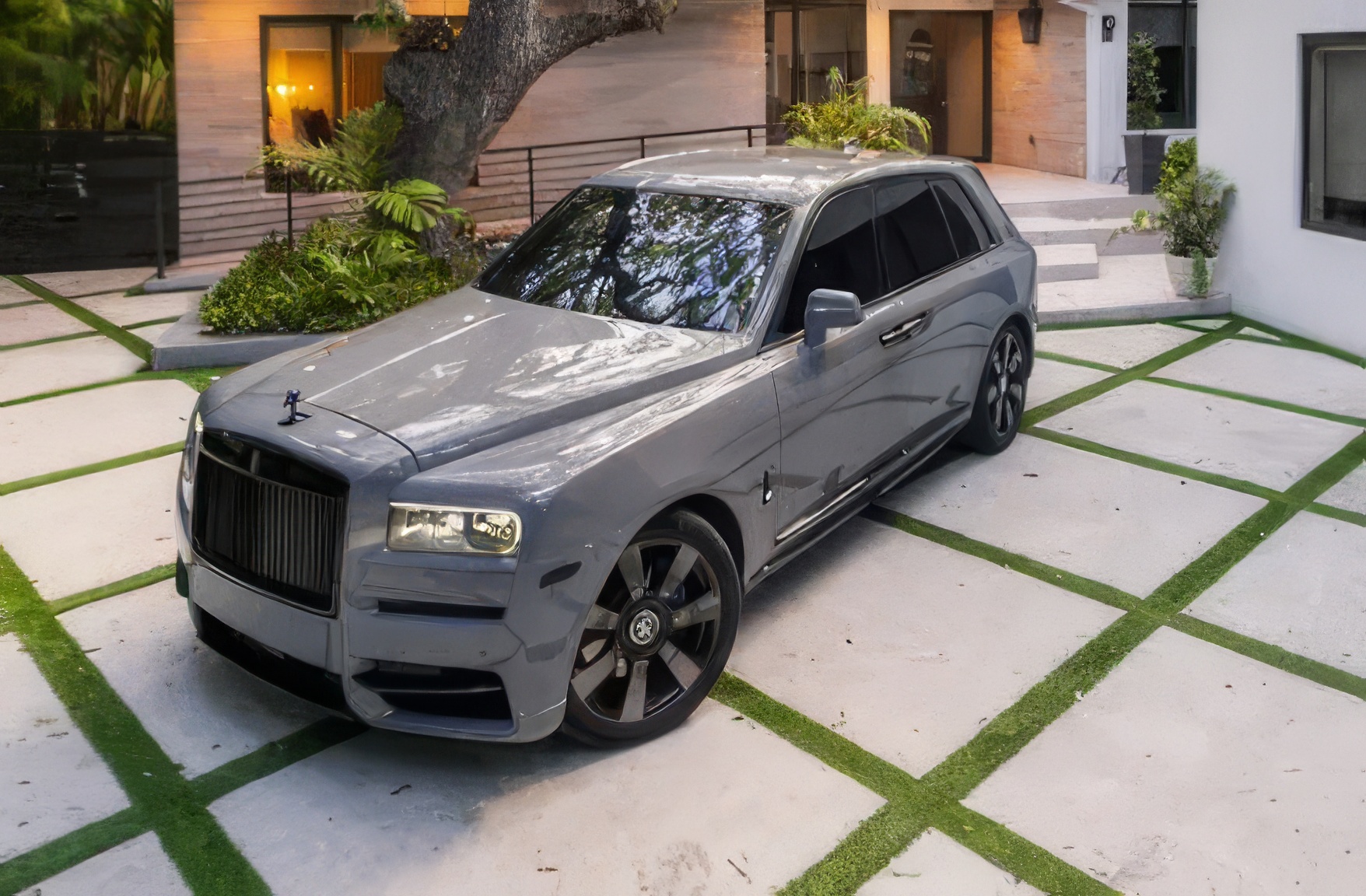 Rolls-Royce Cullinan — Tempest Grey on Black & Cobalto Blue