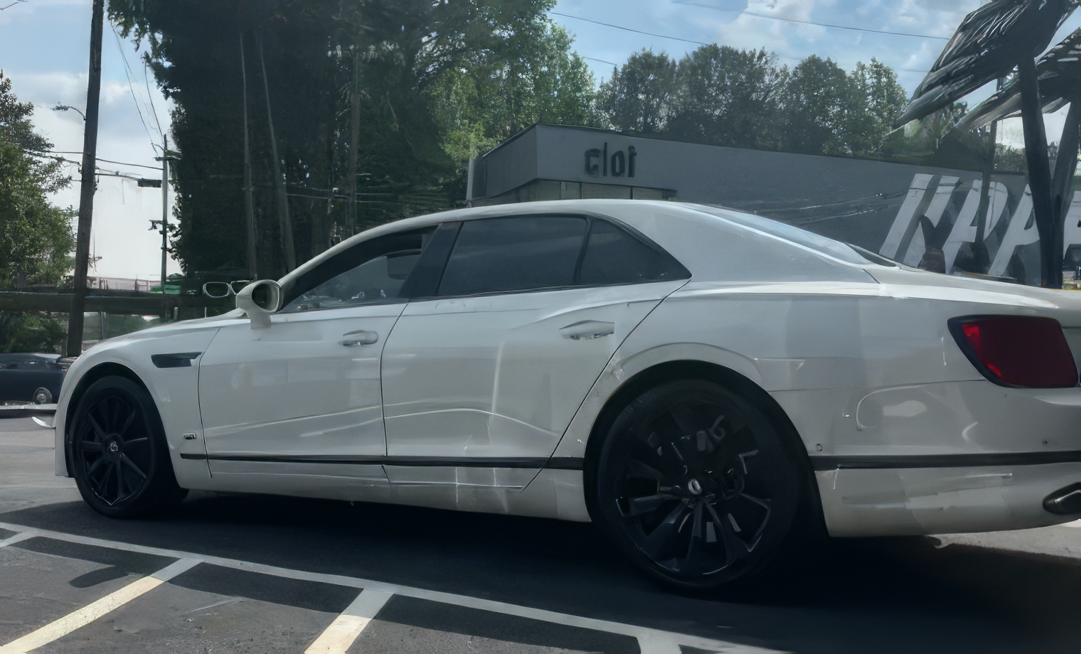 Bentley Flying Spur – Glacier White on Hotspur (Vivid Red)